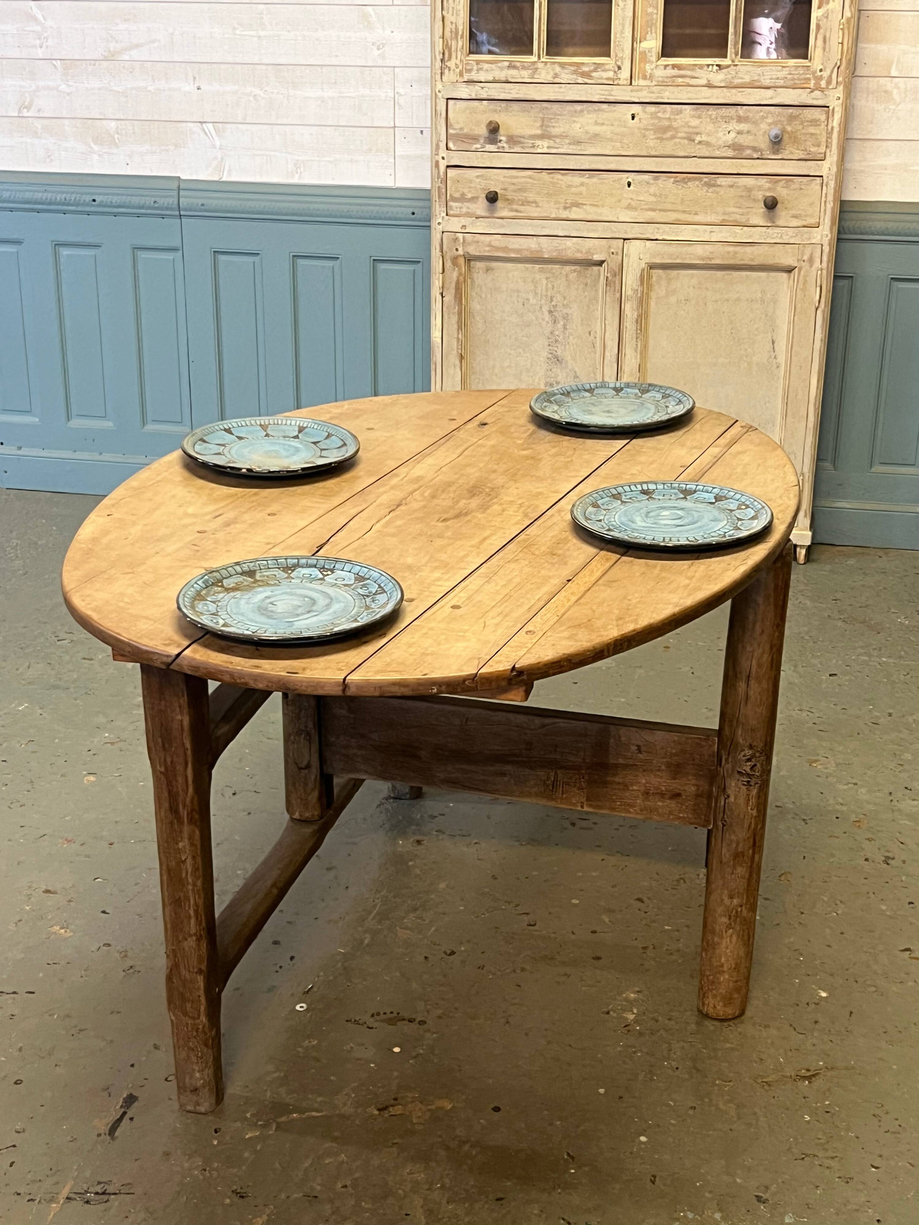 Table XVIIIème en noyer