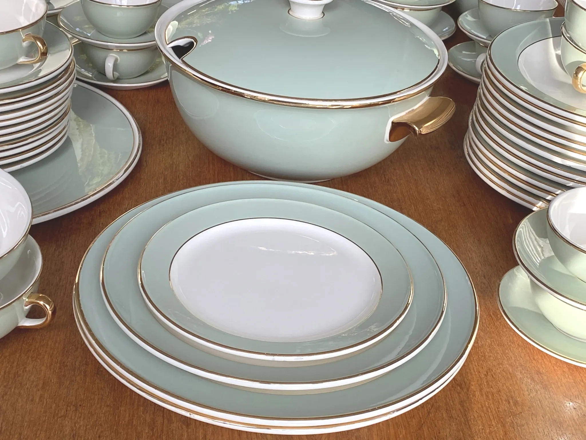 Villeroy & Boch table service in celadon green and ivory - 102 pieces