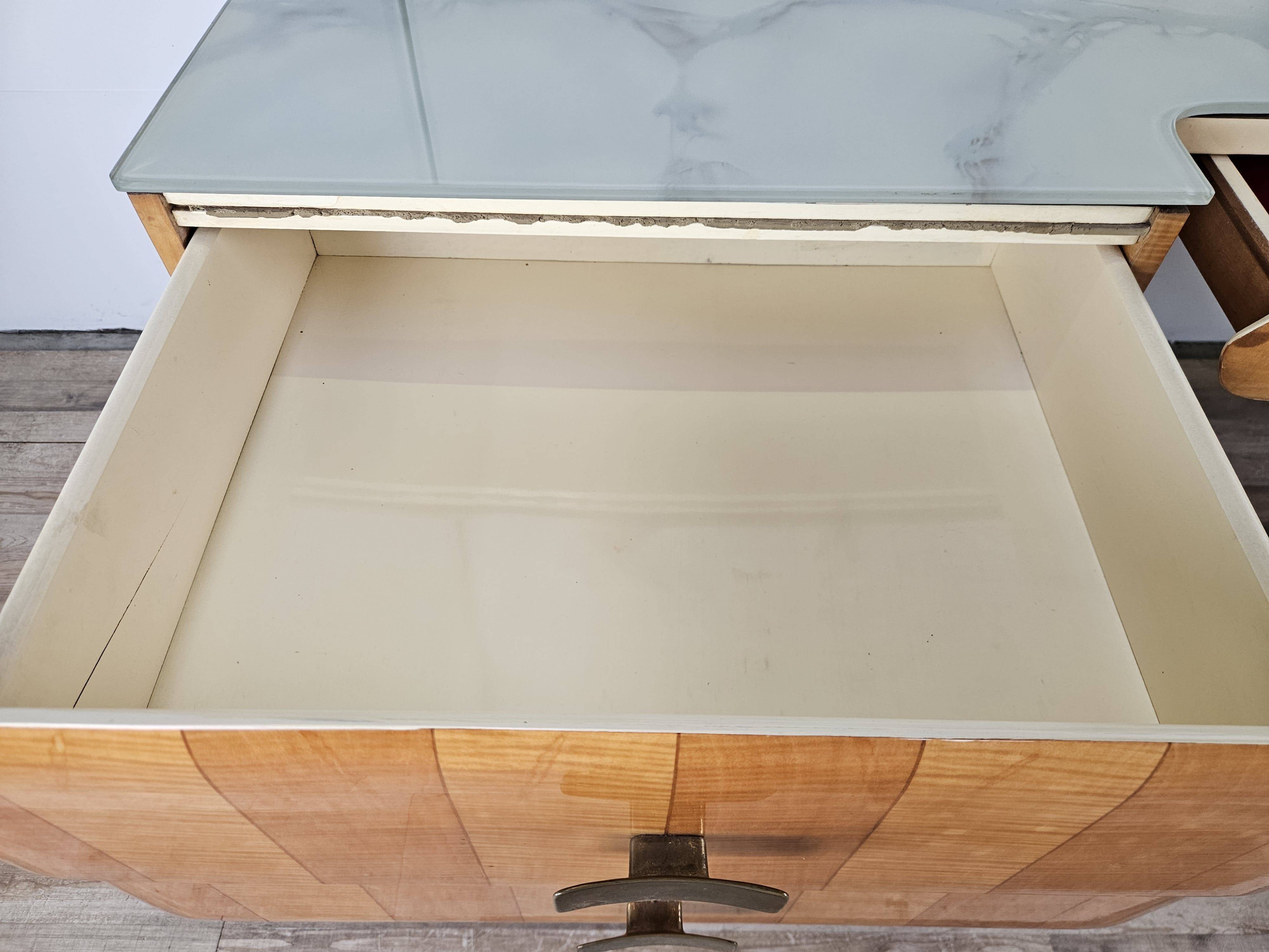 Commode en érable et verre du milieu du siècle des années 1950