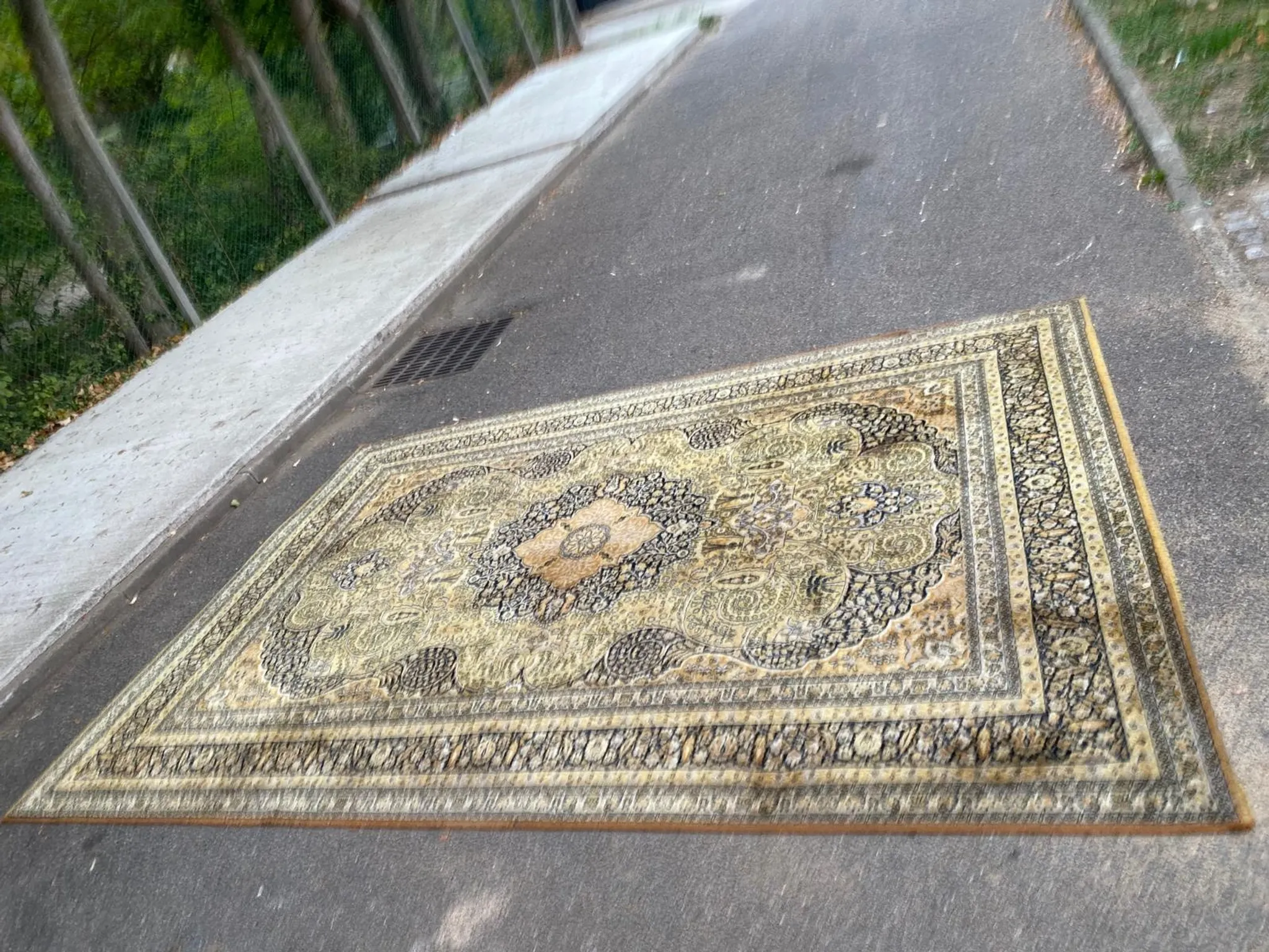 Large Persian wool rug 250x350 cm in gold and navy blue.