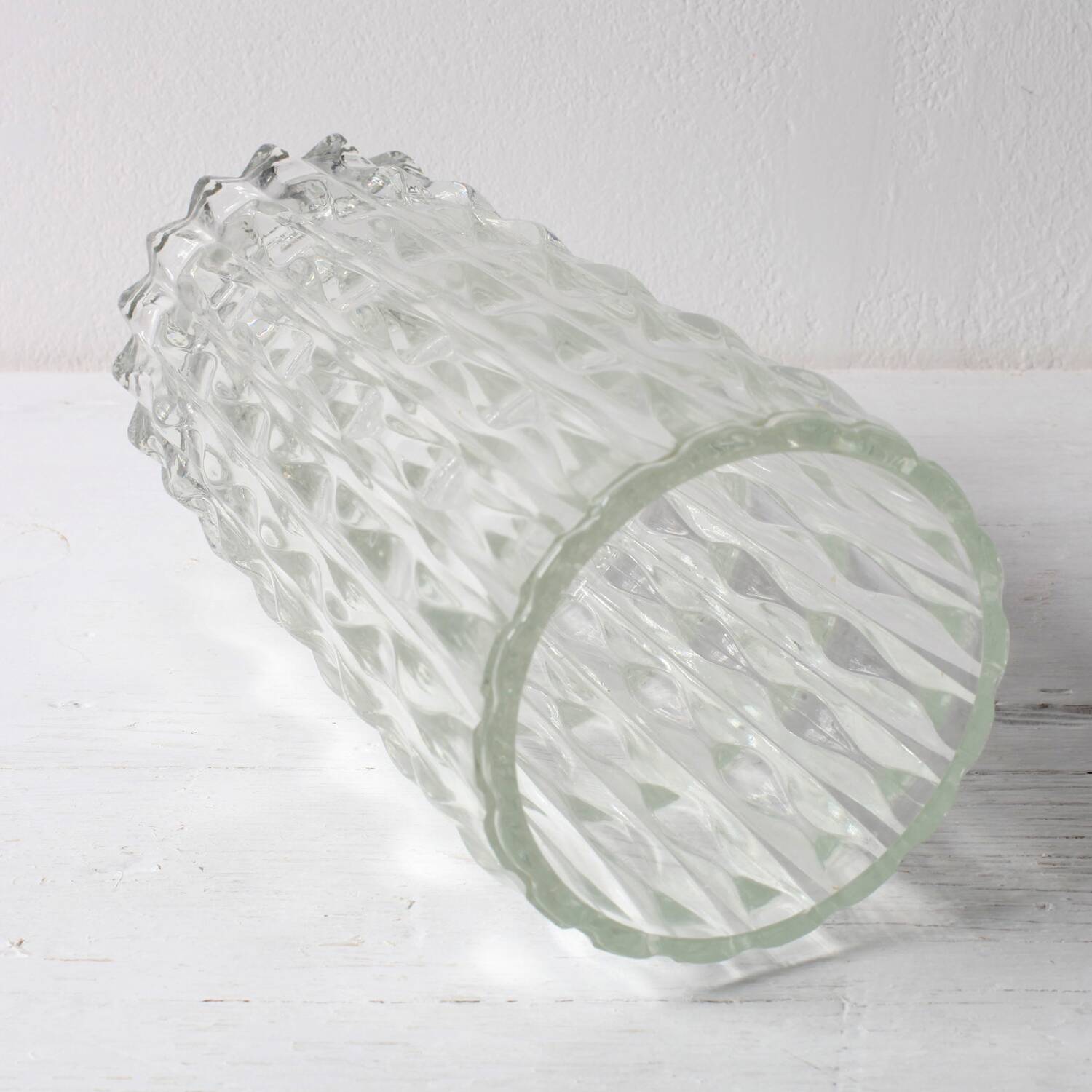 Vase à fleurs vintage en verre massif, lourd et transparent, pressé à la main / Italie / Années 1970