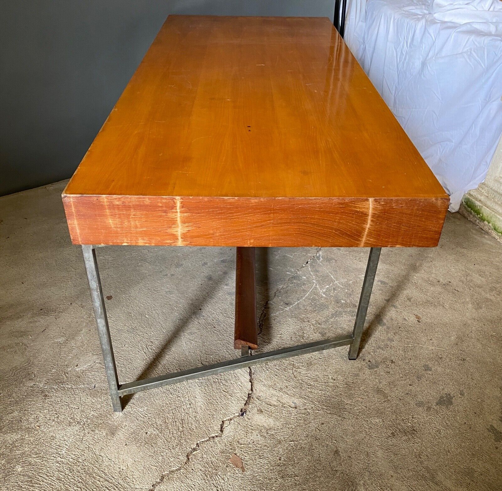 Bureau quatre tiroirs 1960 sur pieds tubulaires chromes