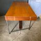 Bureau quatre tiroirs 1960 sur pieds tubulaires chromes