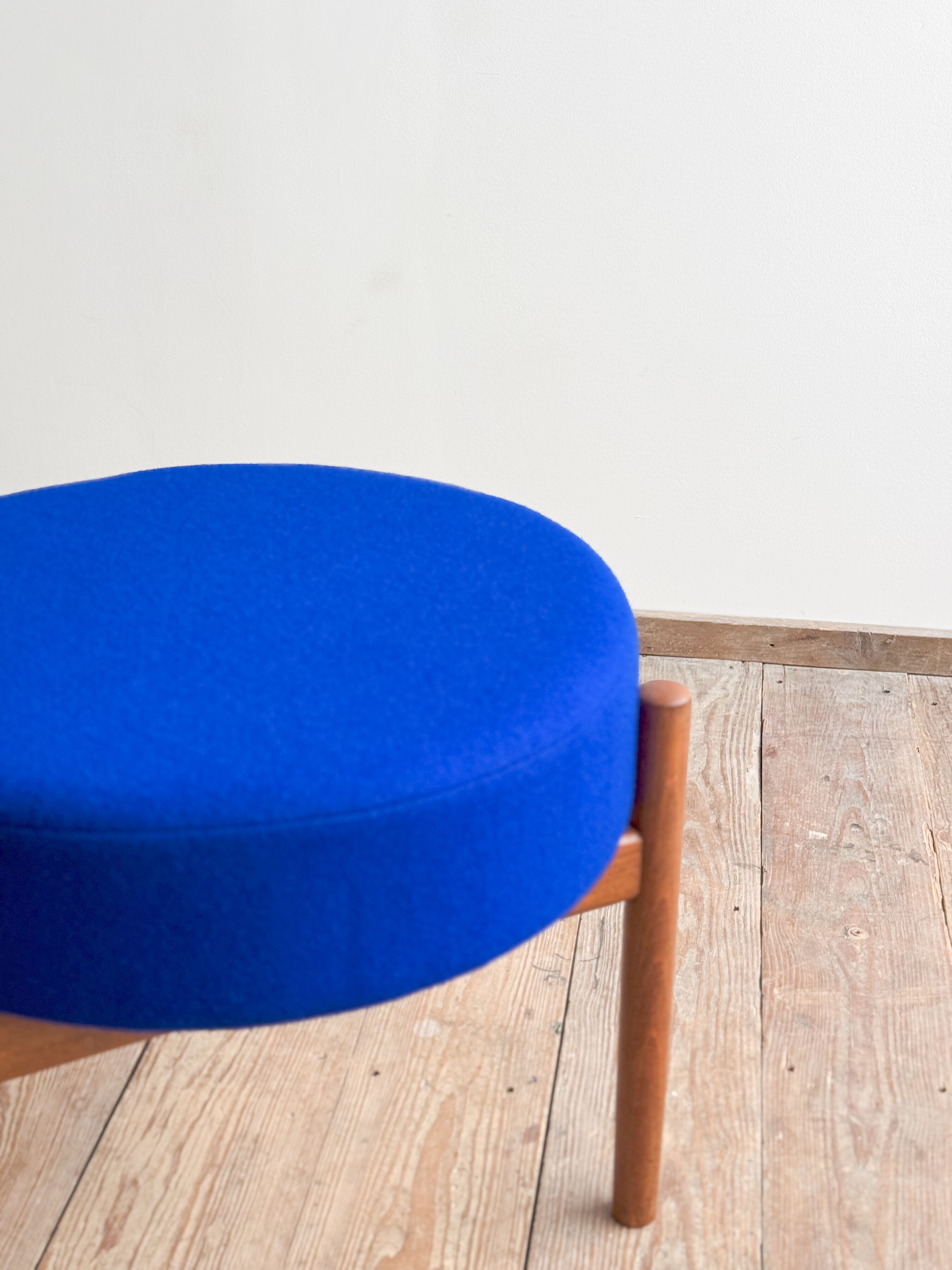 Tabouret Mid-Century en bois avec tissu Kvadrat bleu royal, design danois