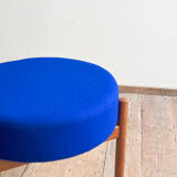 Tabouret Mid-Century en bois avec tissu Kvadrat bleu royal, design danois