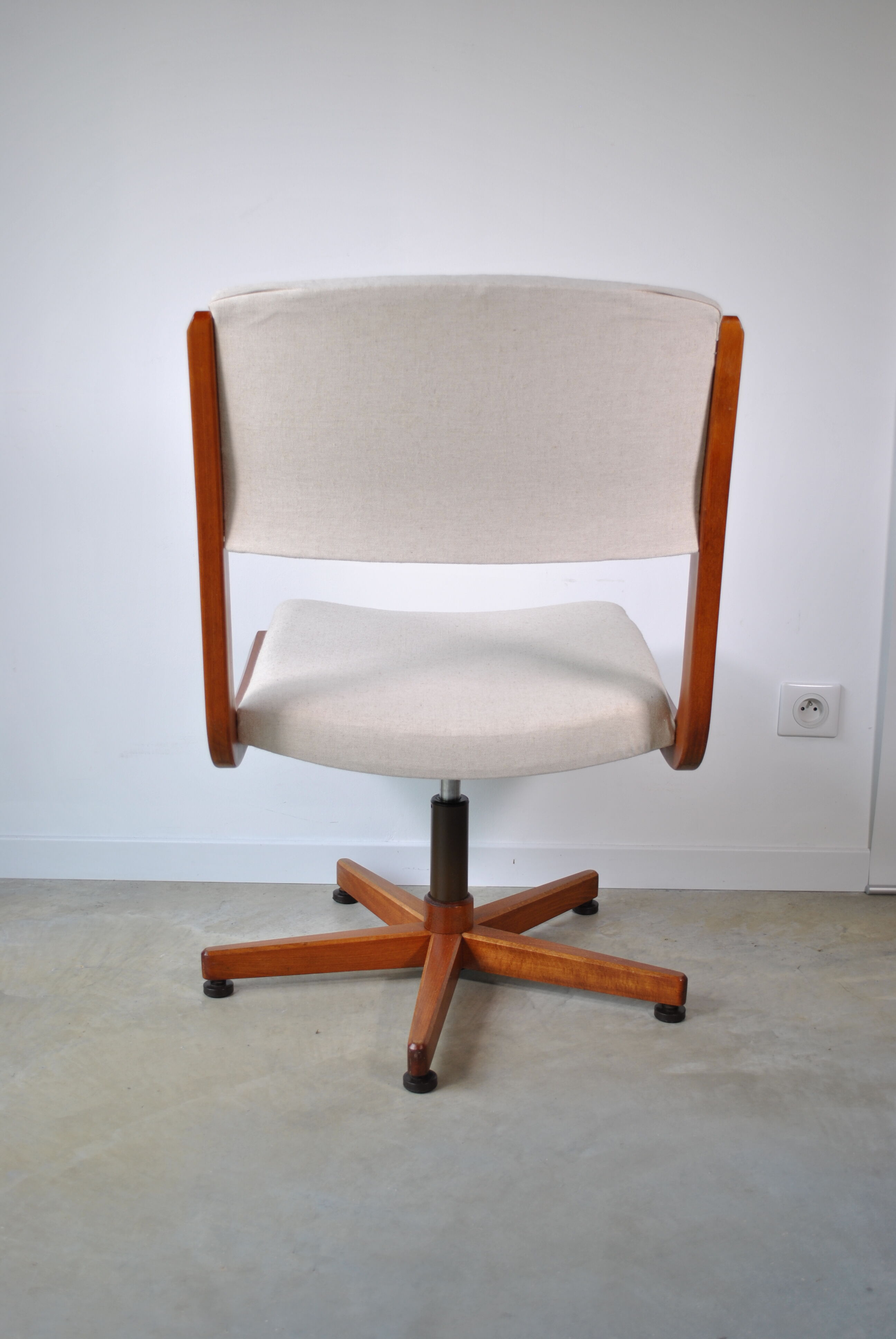 Armchair office conference 1970