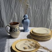 Pichet blanc vintage à frise végétale stylisée bleue H17,5