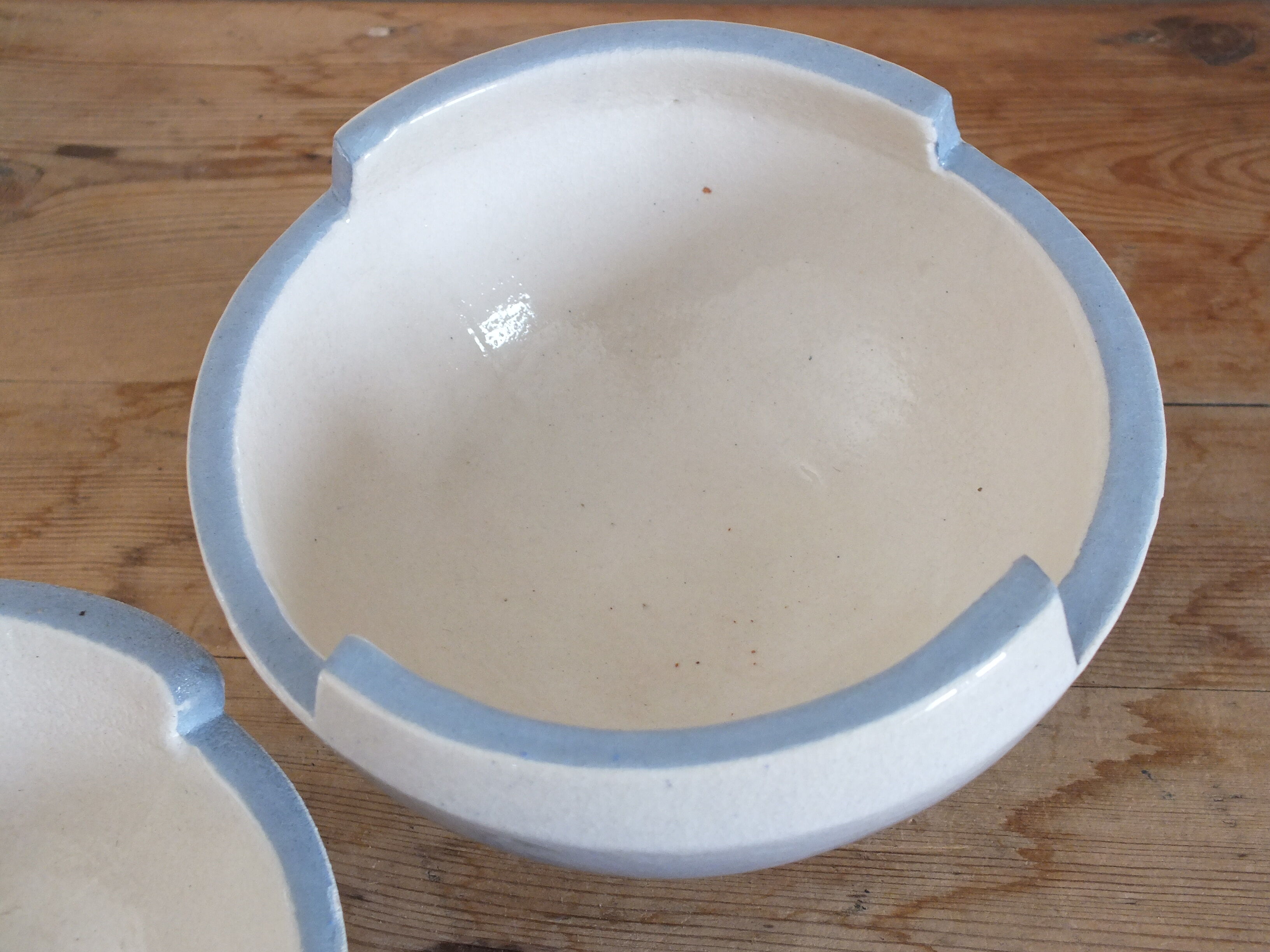 Covered pot flying saucer of the 70s