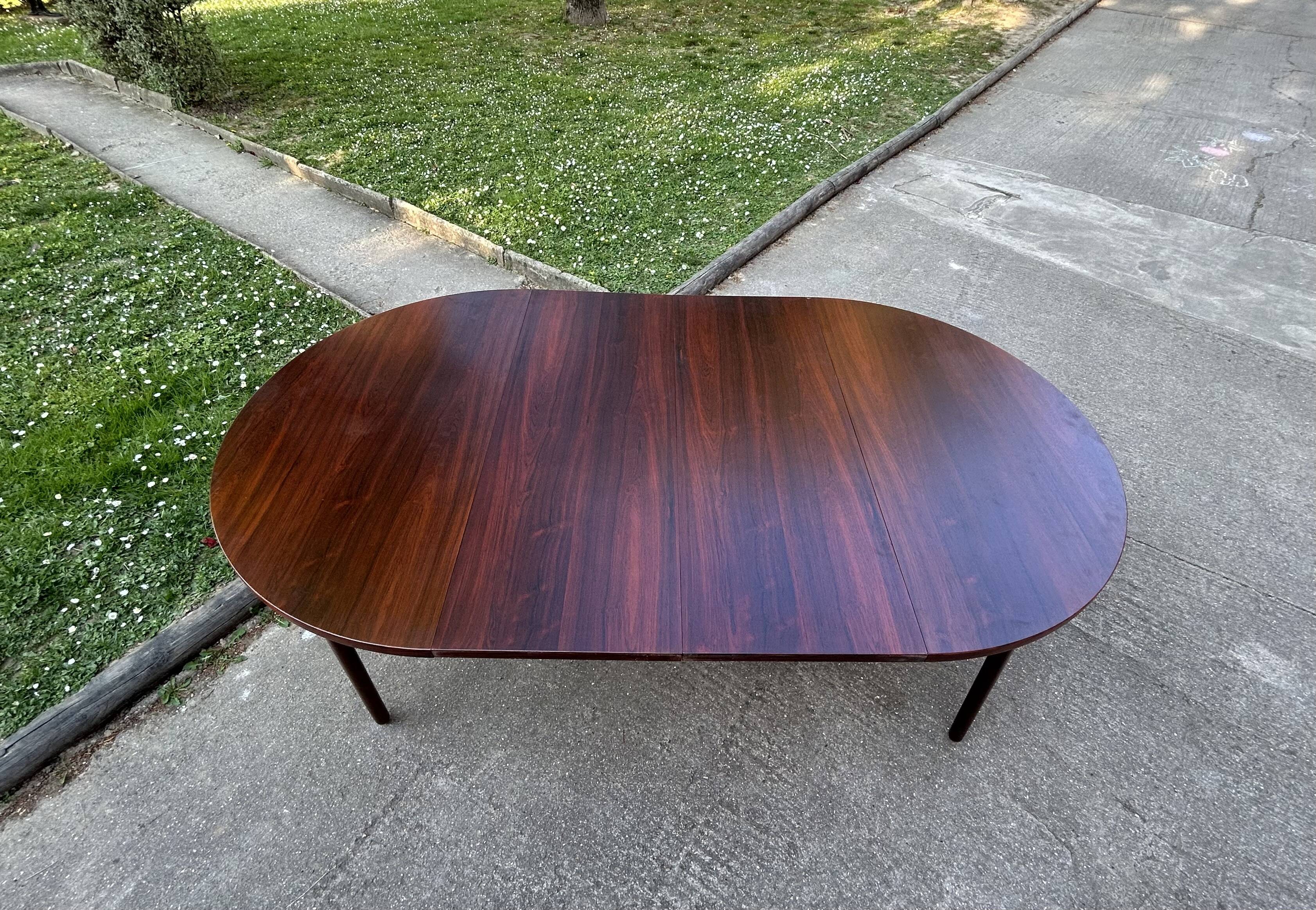 Round rosewood dining table by H. Henning for B. Hansen, 4/8 people.