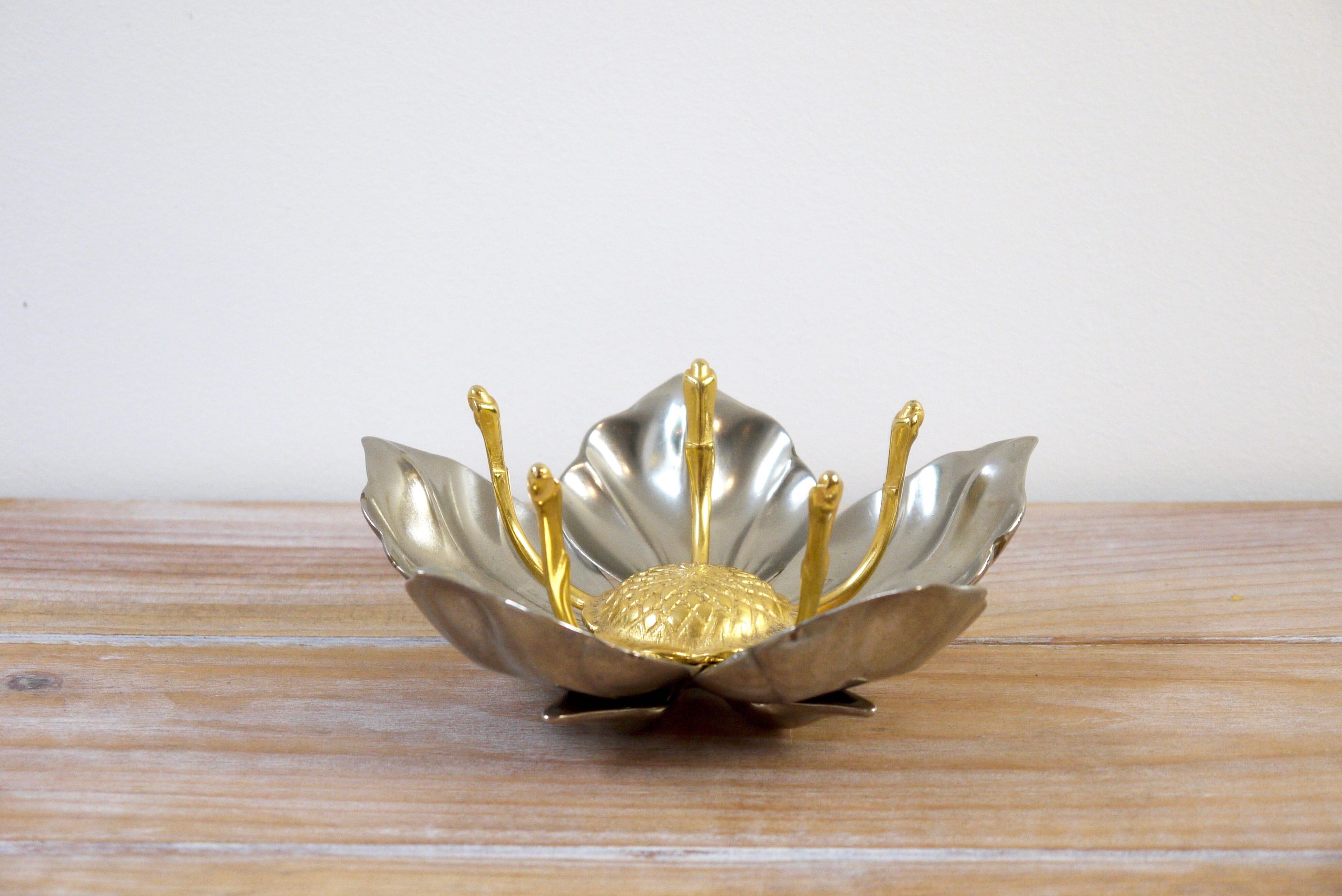 Ashtray in metal and brass, removable petals flower