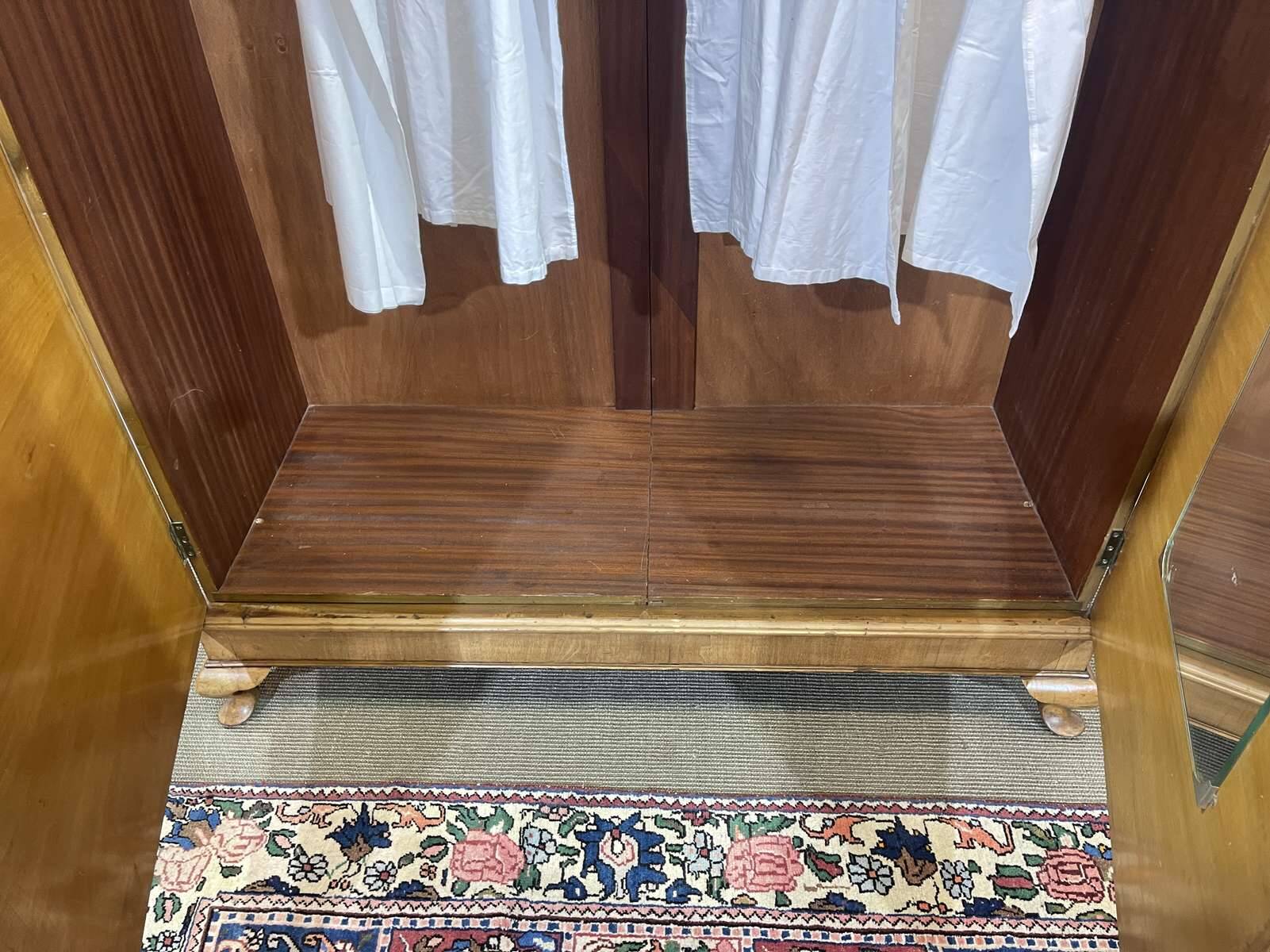 Penderie anglaise art déco en noyer des années 1930