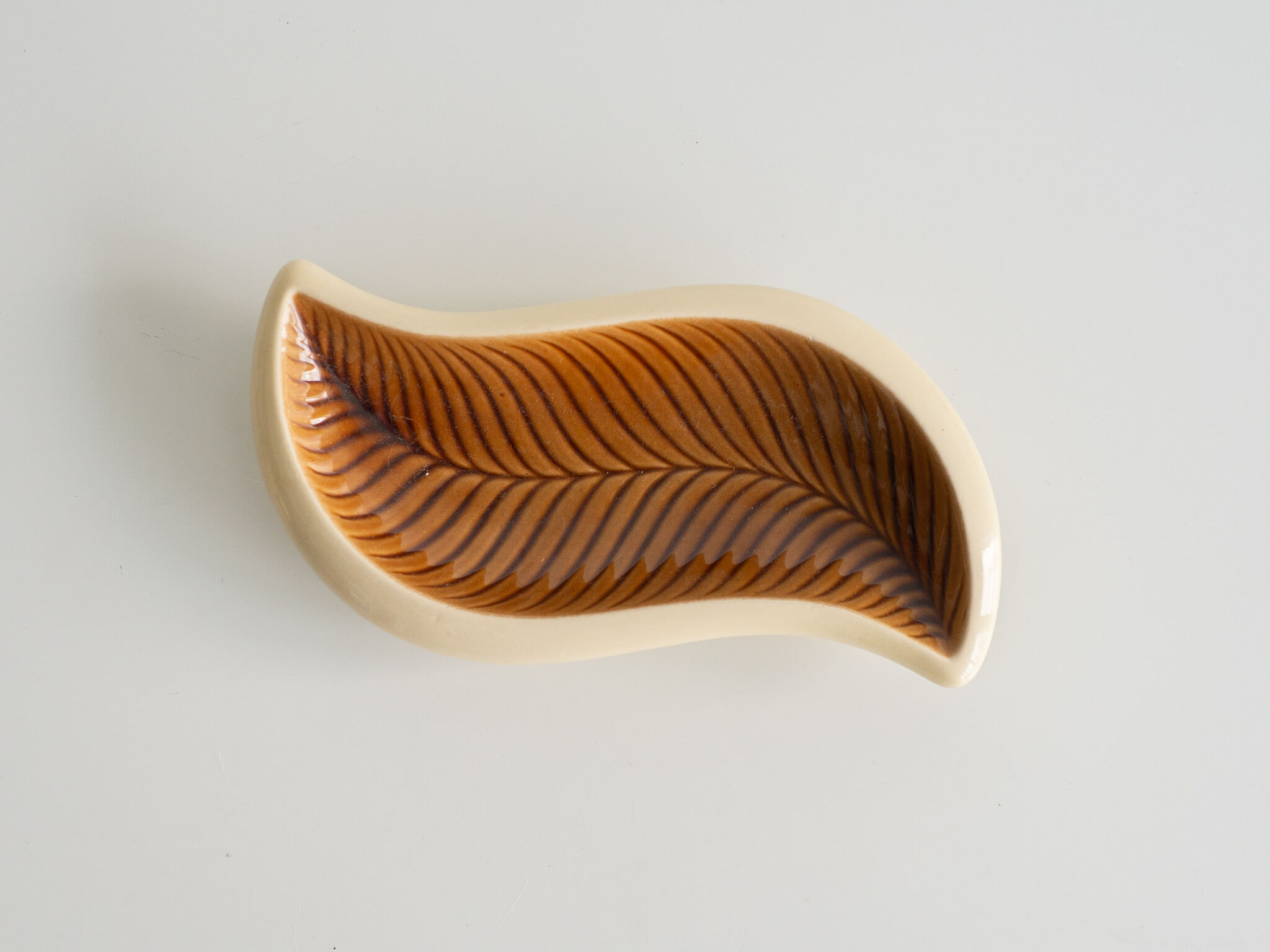 Beige and off-white ceramic ravier