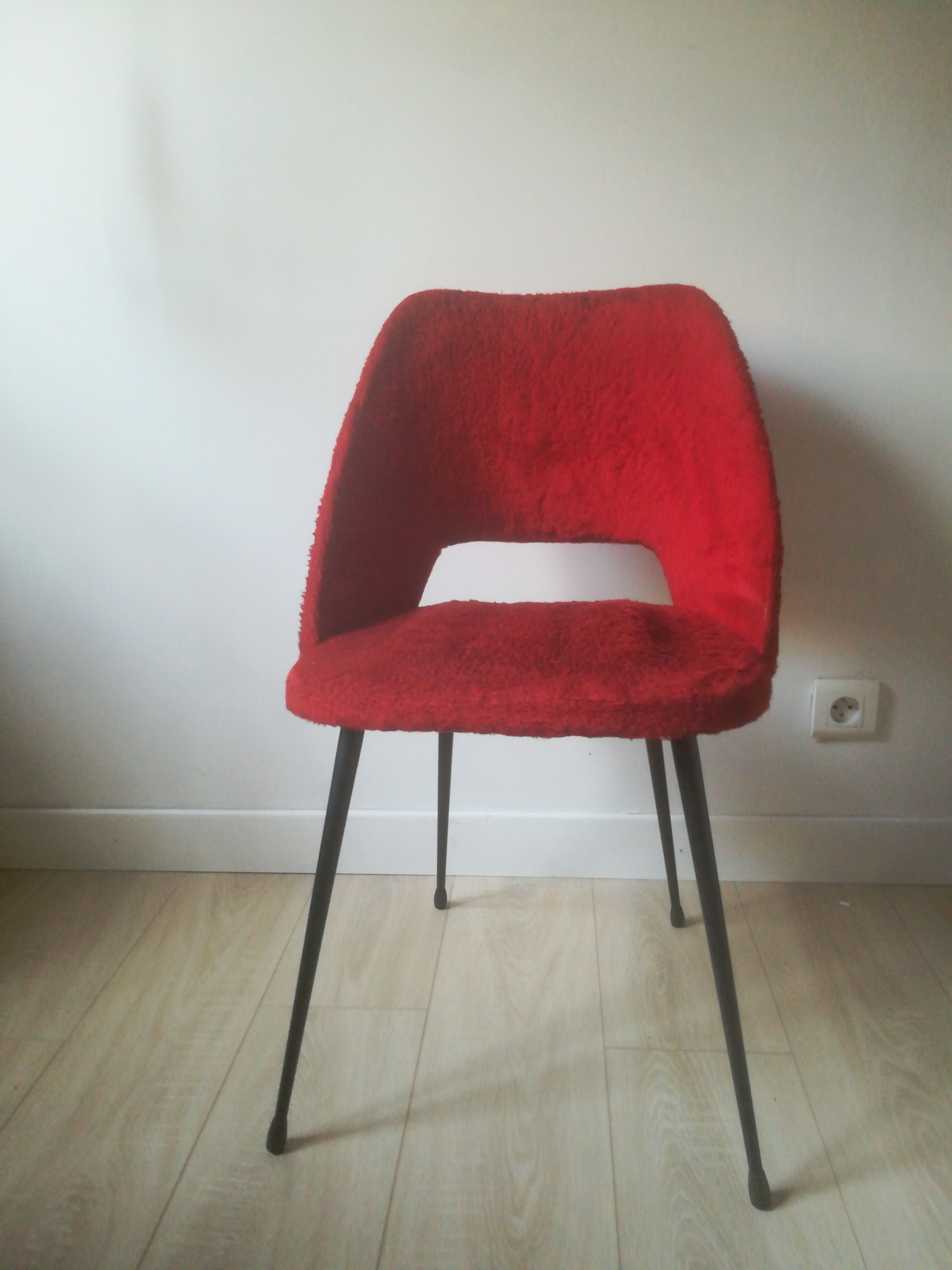 Chaise tonneau vintage moumoute