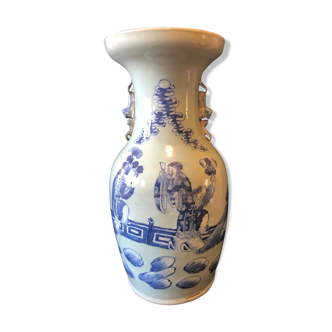 Vase balustre en porcelaine blanc bleu sous couverte céladon XIXe 42,8 cm