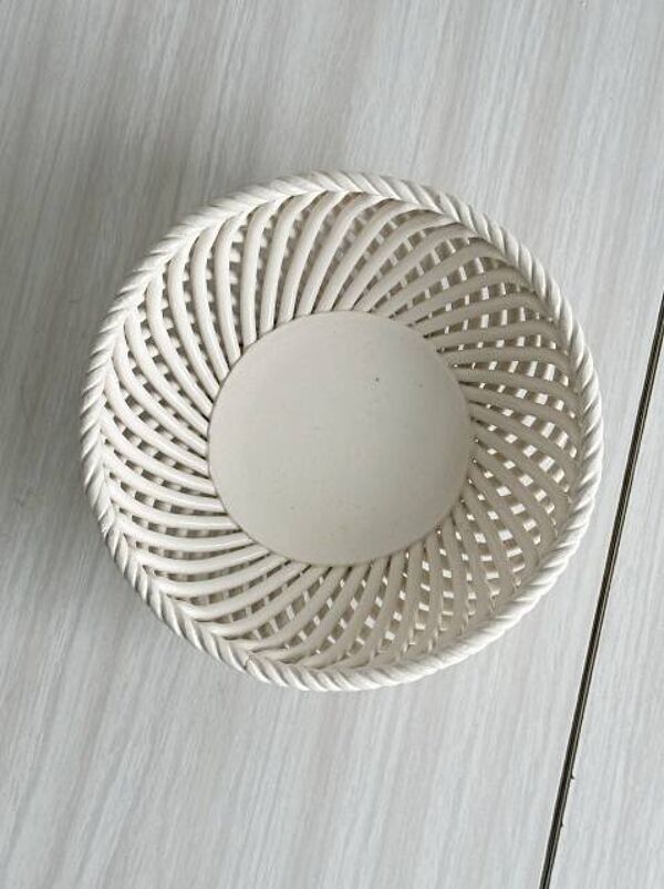 Corbeille ancienne en porcelaine blanche torsadée
