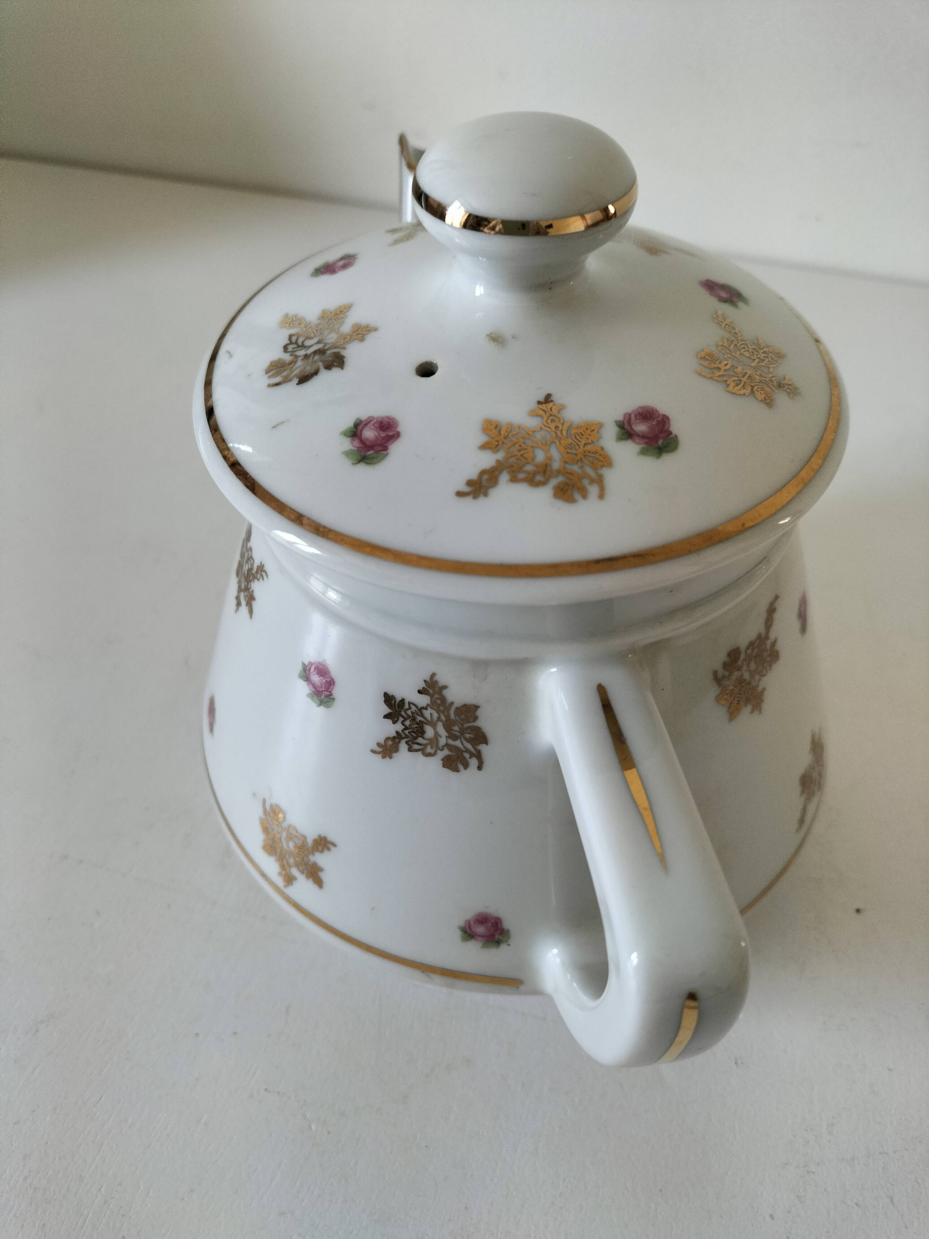 Porcelain teapot Louis Lourioux, decorated with roses and pyroluxe gilding.