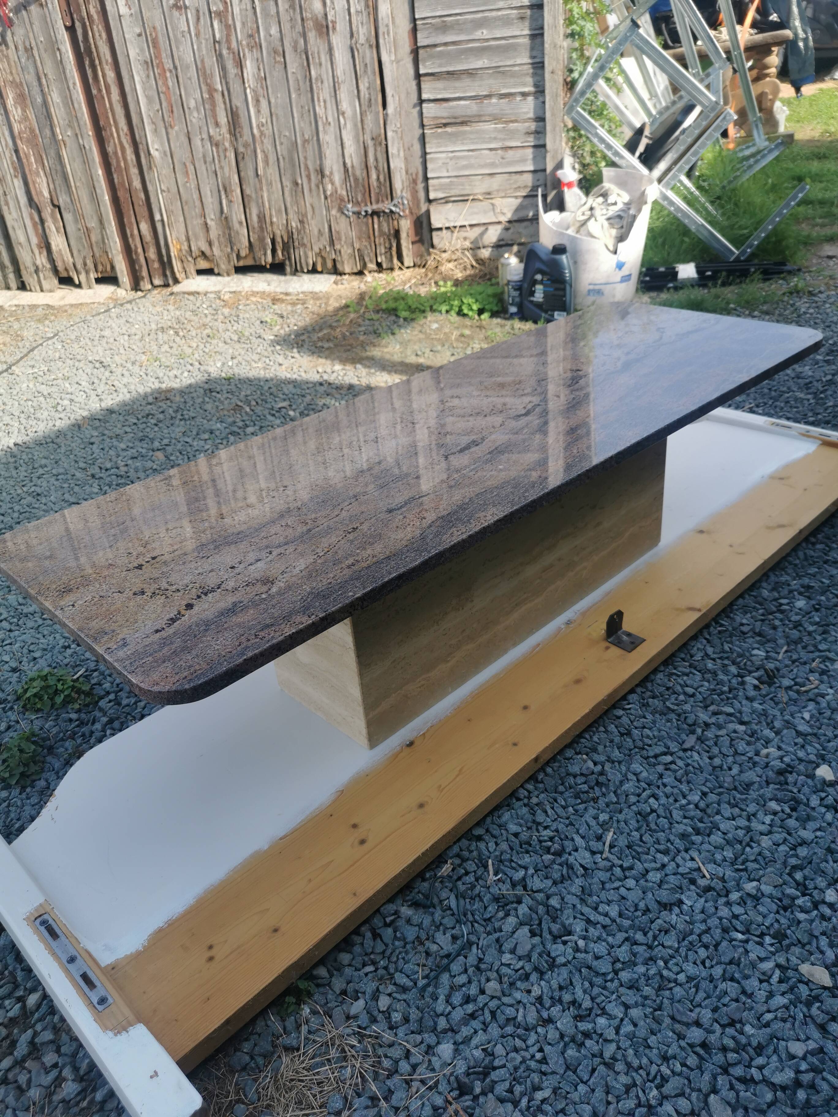 Table basse de style brutaliste
