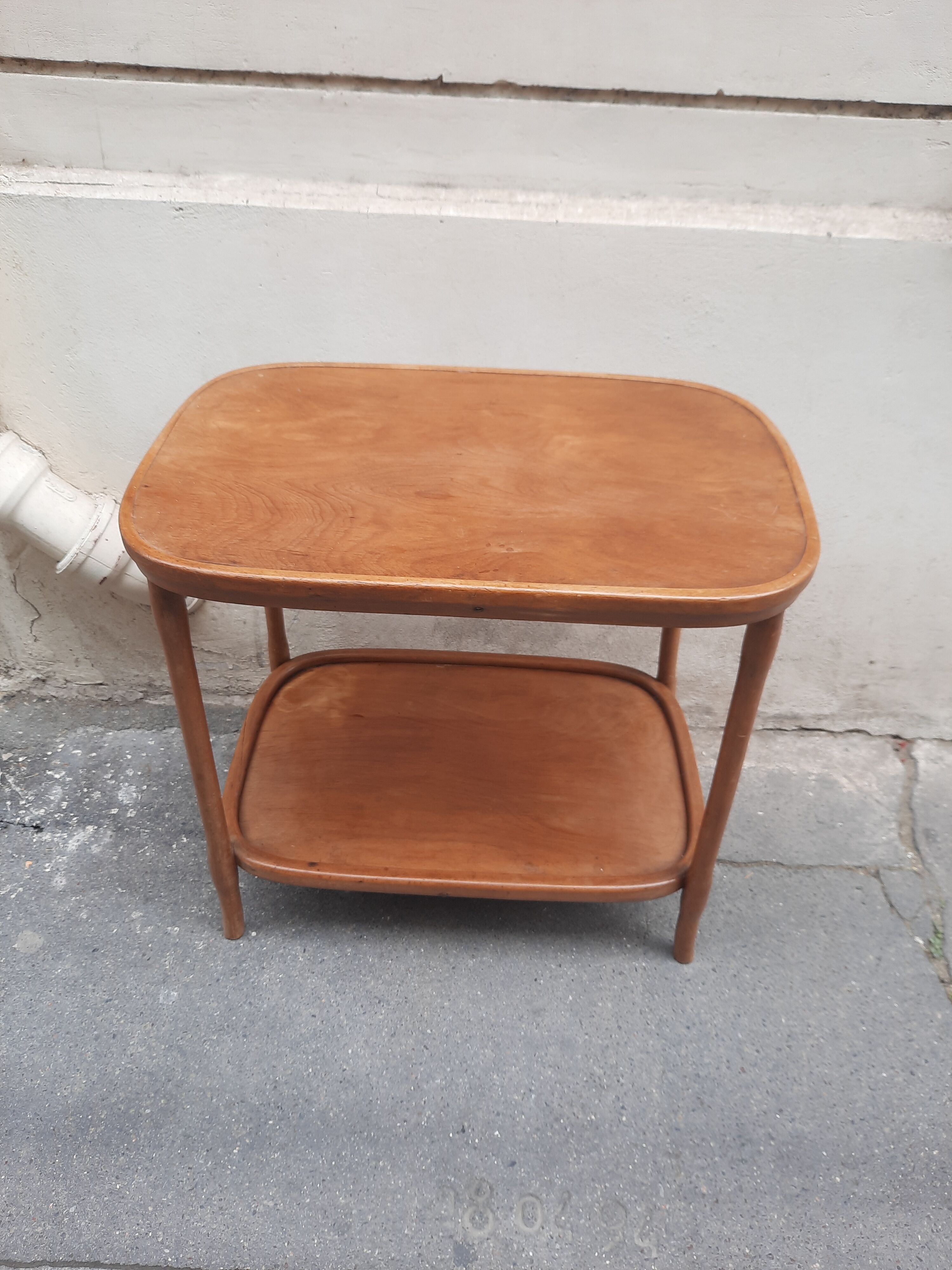 Serving table