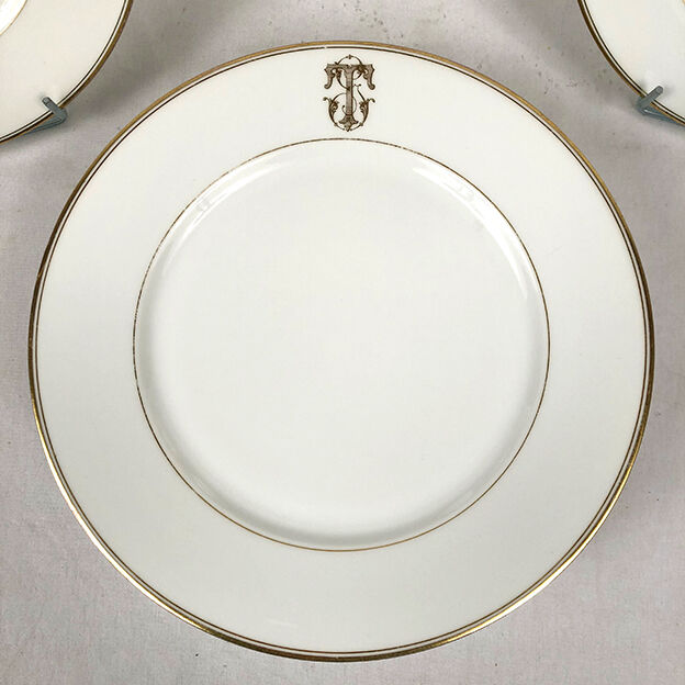 Ensemble de dix assiettes chiffrées 1910, Porcelaine de Limoges, Coiffe Jeune