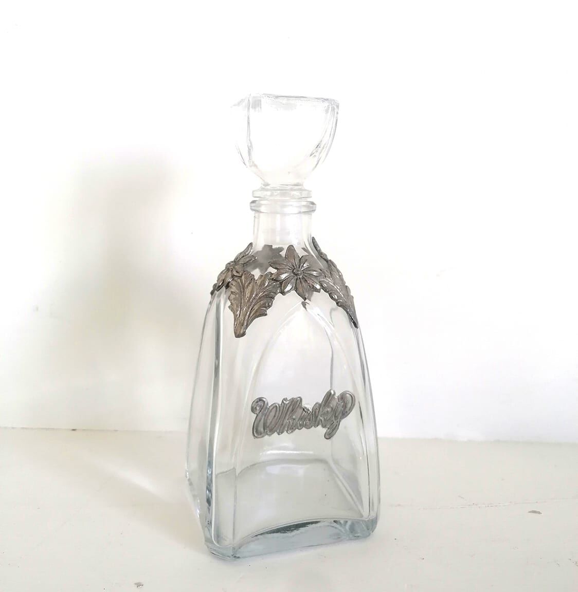 Carafe à whisky décor en étain
