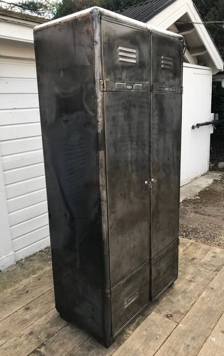 Two-door locker room with rounded edges