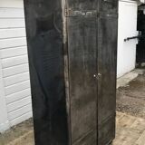 Two-door locker room with rounded edges