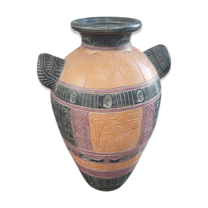 vase ethnique avec des