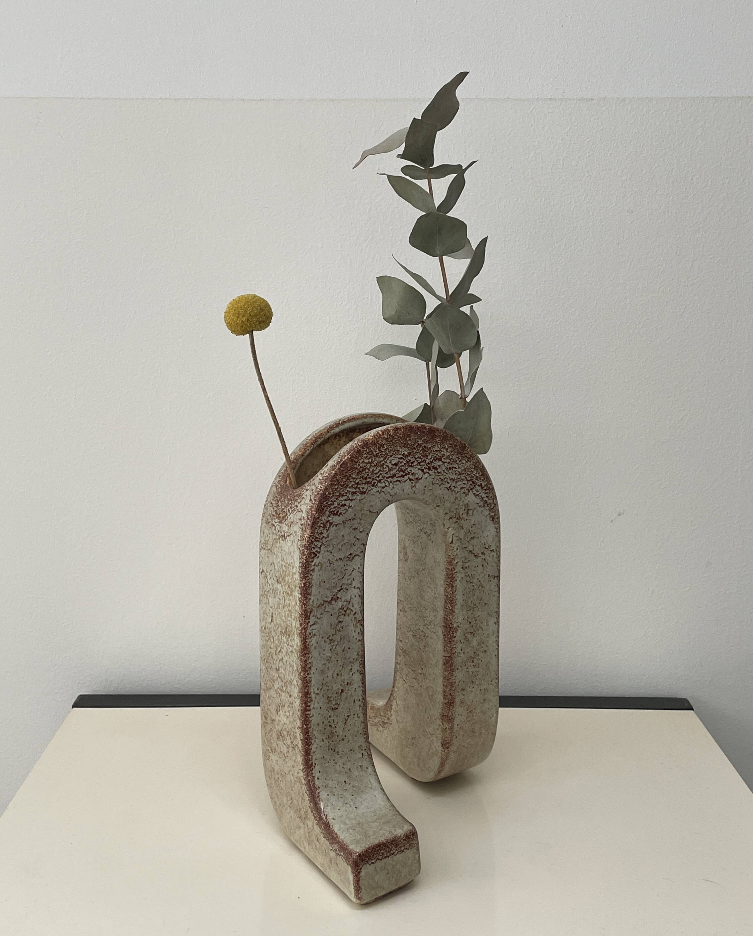 Original and sculptural vase in glazed ceramic, designed by Roberto Rigon