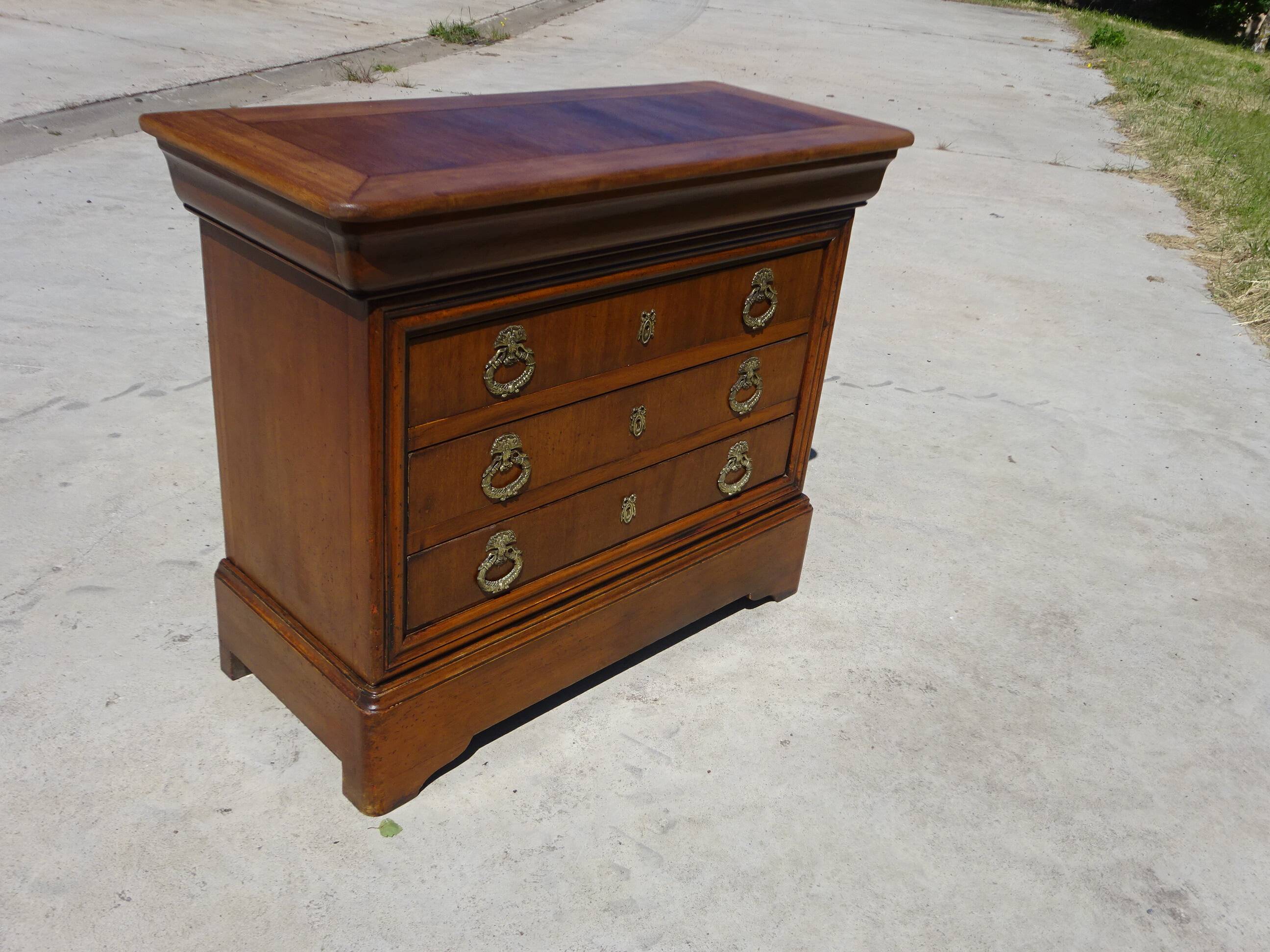 Commode 4 tiroirs, jolies poignées dorées