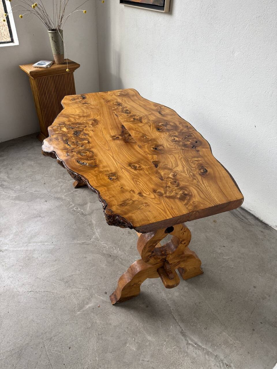 Table artisanale en orme massif, art populaire