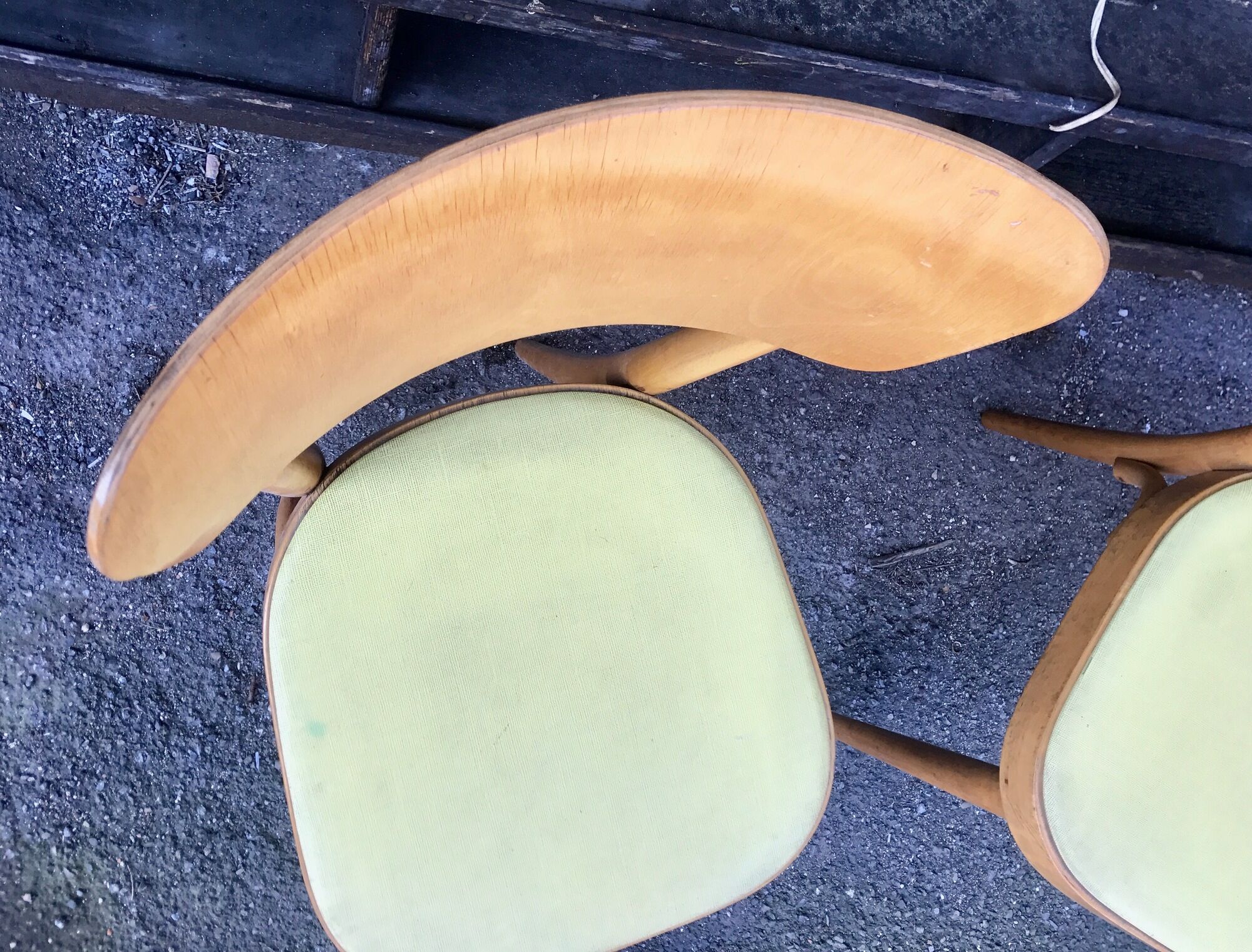 Paire de chaises Baumann en bois et skaÏ jaune vintage