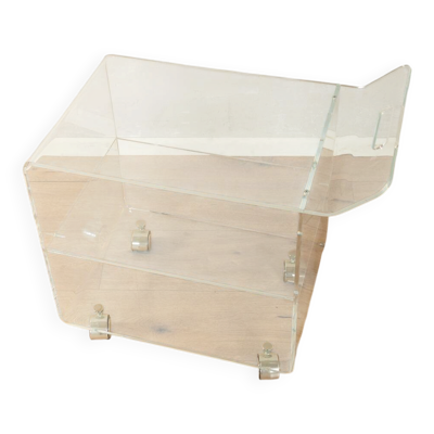 Table d'appoint merveilleuse des années 1960, cadre et étagère de haute qualité en acrylique transparent avec roulettes chromées.