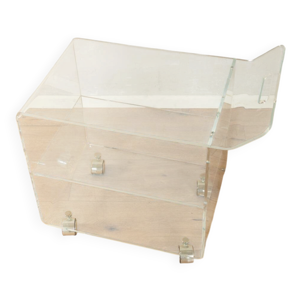 Table d'appoint merveilleuse des années 1960, cadre et étagère de haute qualité en acrylique transparent avec roulettes chromées.