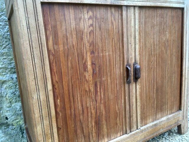 Small Parisian buffet sliding doors