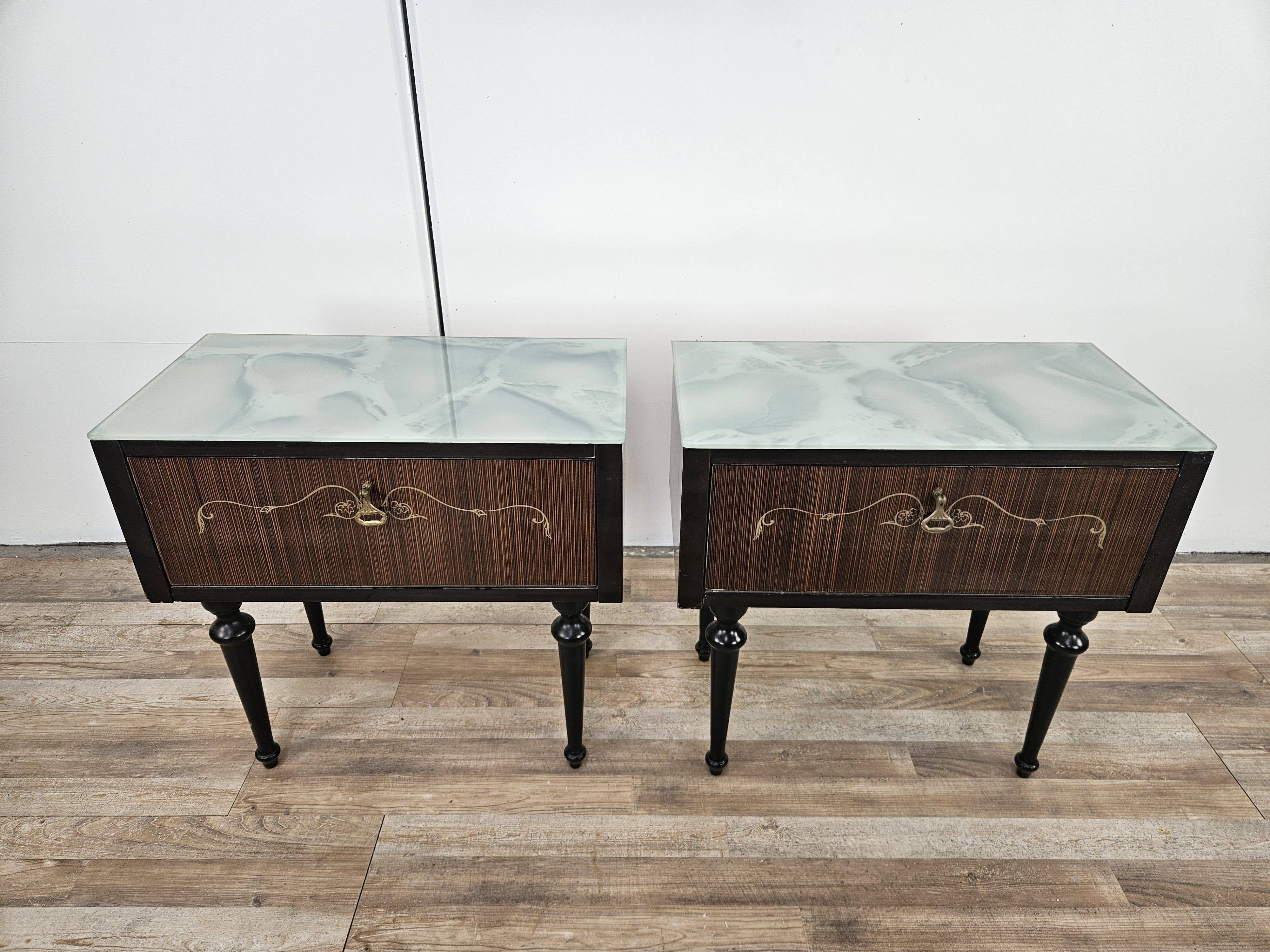 Paire de tables de chevet des années 60 avec porte à abattant et plateau en verre bleu