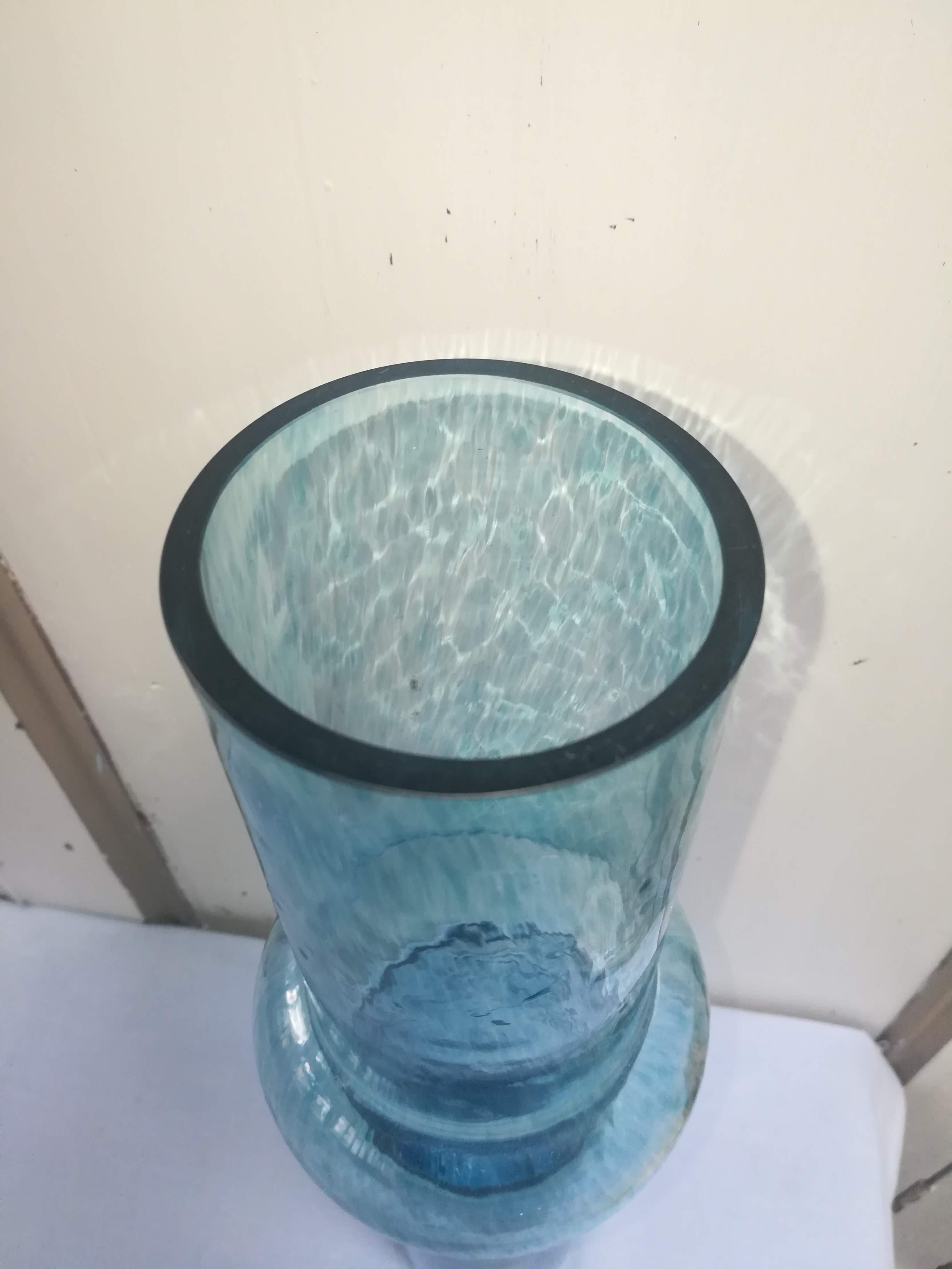 Vase en verre de couleur bleu XXème