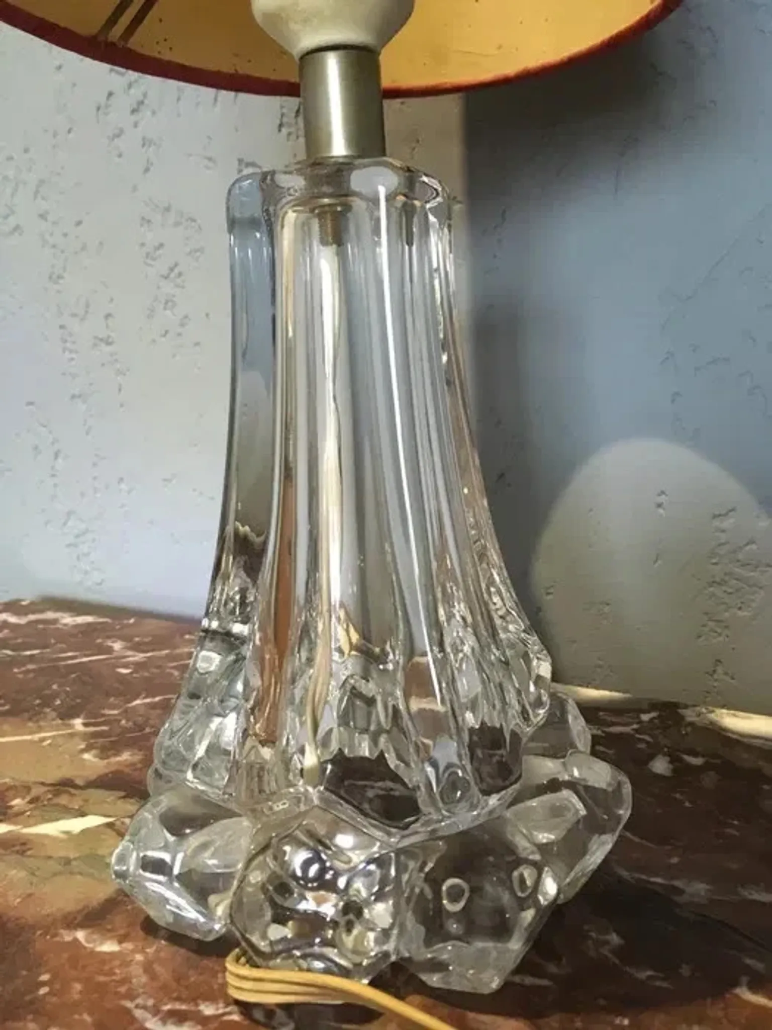 Vannes Le Châtel crystal table lamp with red fabric shade, 1970s