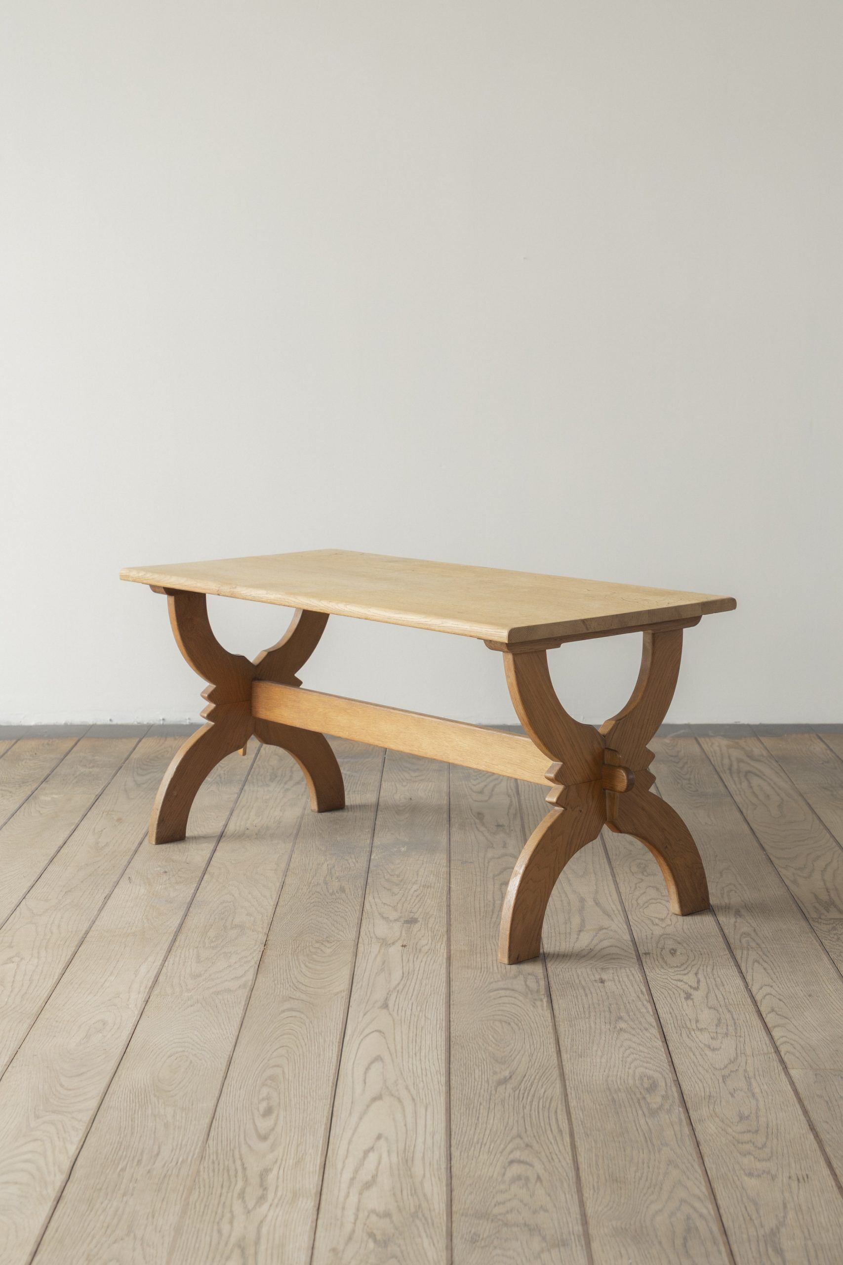 Table basse par Henning Kjærnulf, en chêne, vers 1970, Danemark
