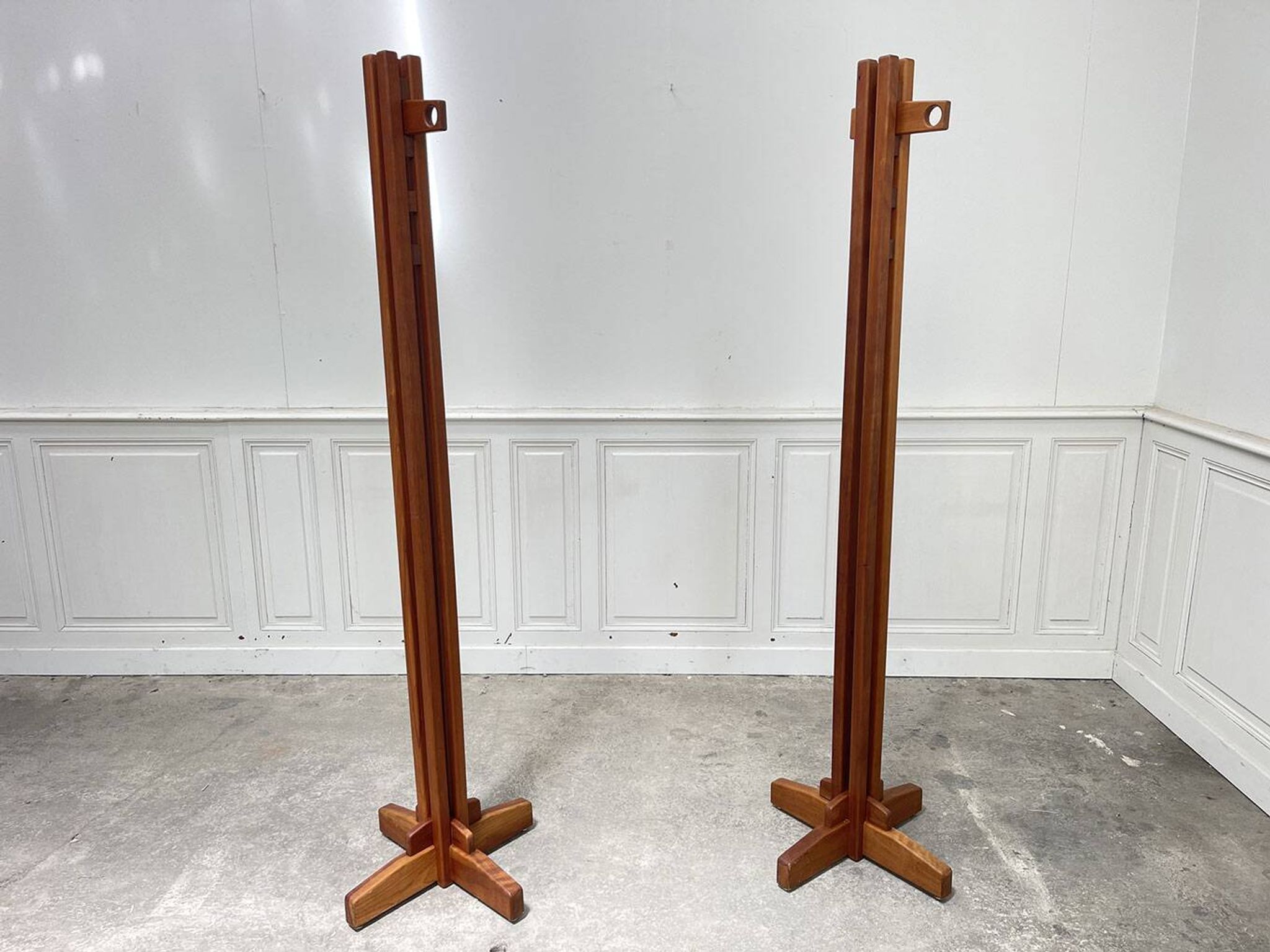 Duo de porte-manteaux 1970 en orme massif