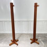 Duo de porte-manteaux 1970 en orme massif