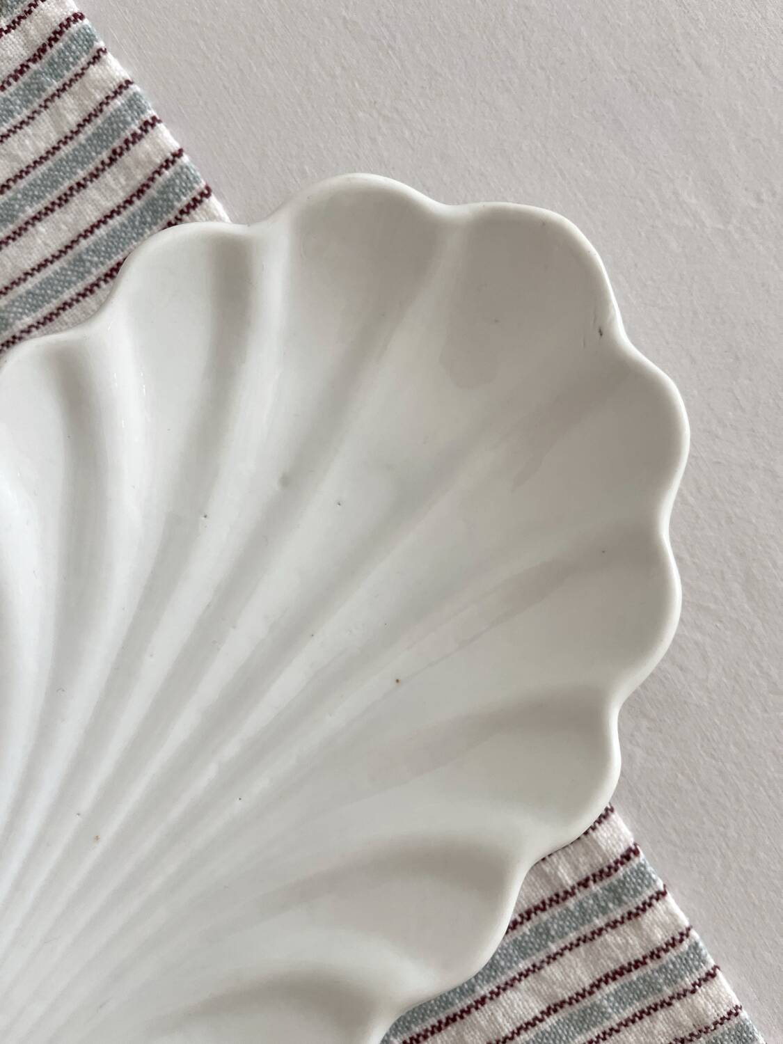 Ravier shell-shaped ramekin in antique porcelain