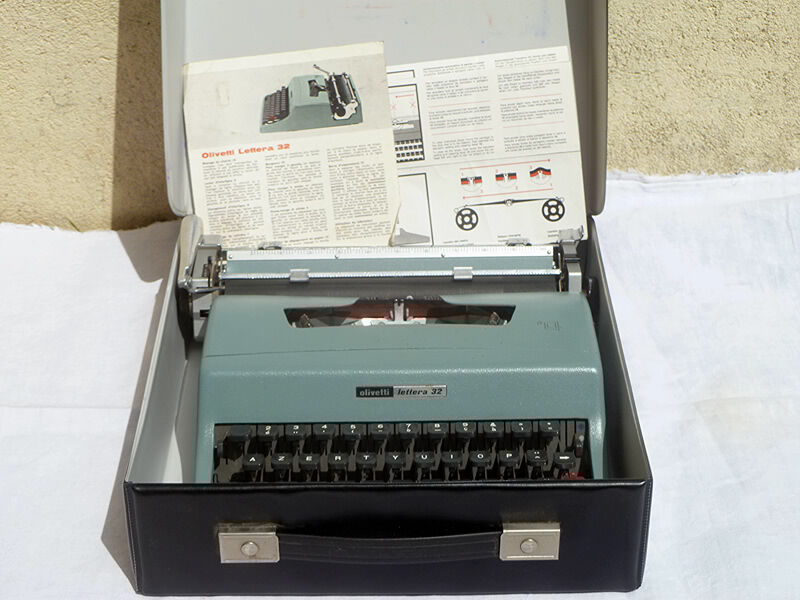 Typewriter by Olivetti Lettera 32