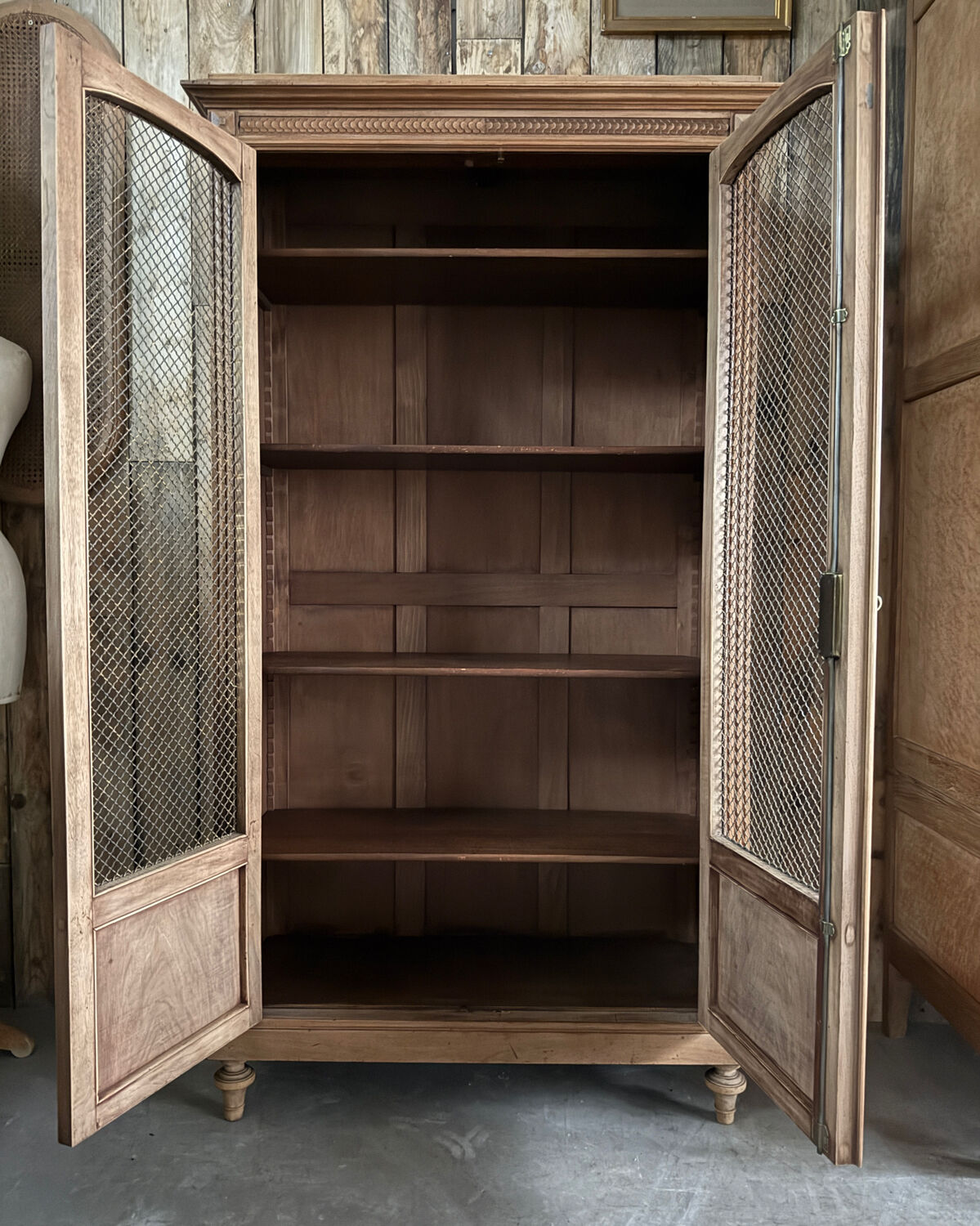 Old library with grilles (renovated)