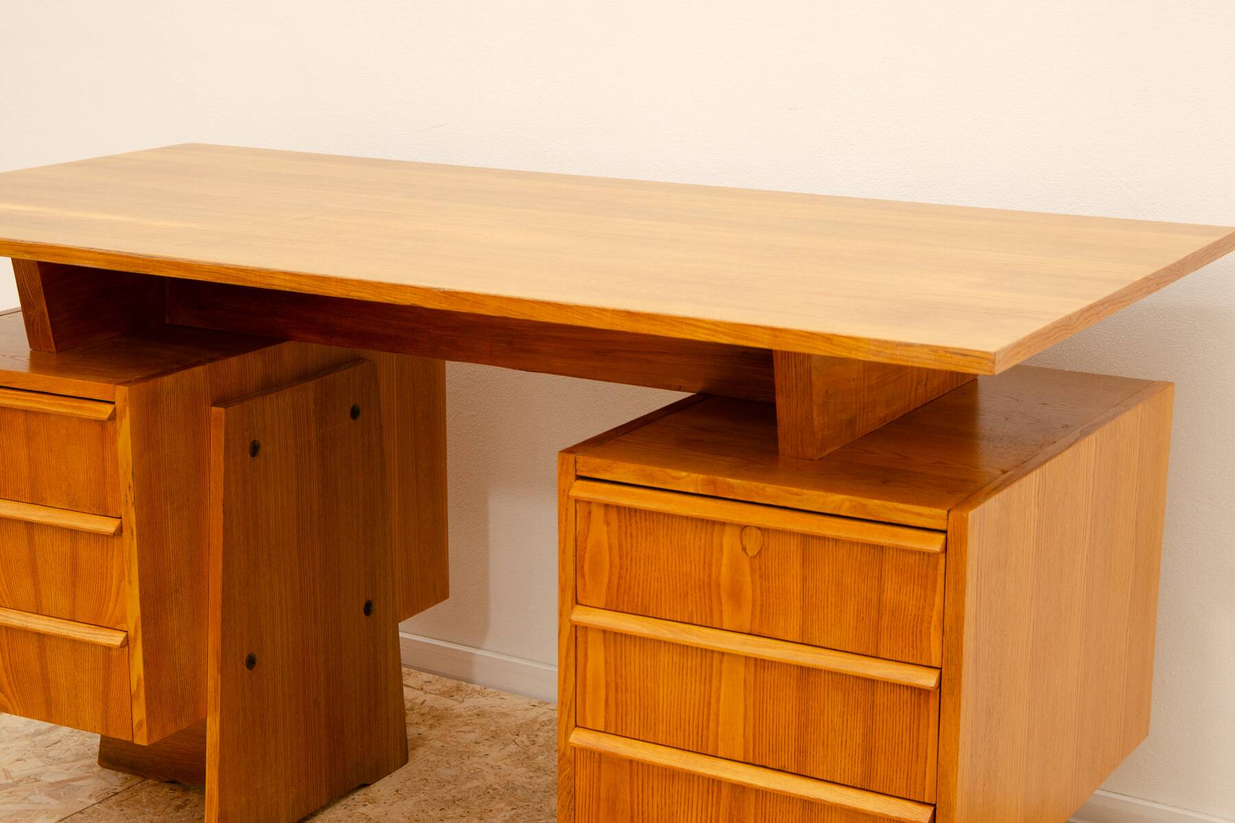 Immense bureau tchécoslovaque entièrement rénové, années 1970, Europe centrale