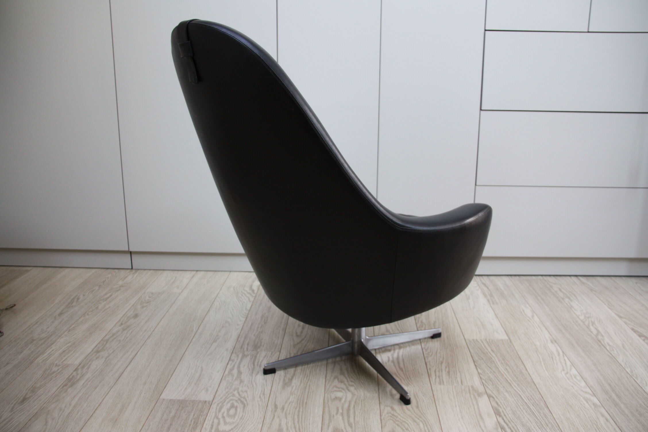 Fauteuil pivotant vintage en similicuir noir par Pastoe 60s
