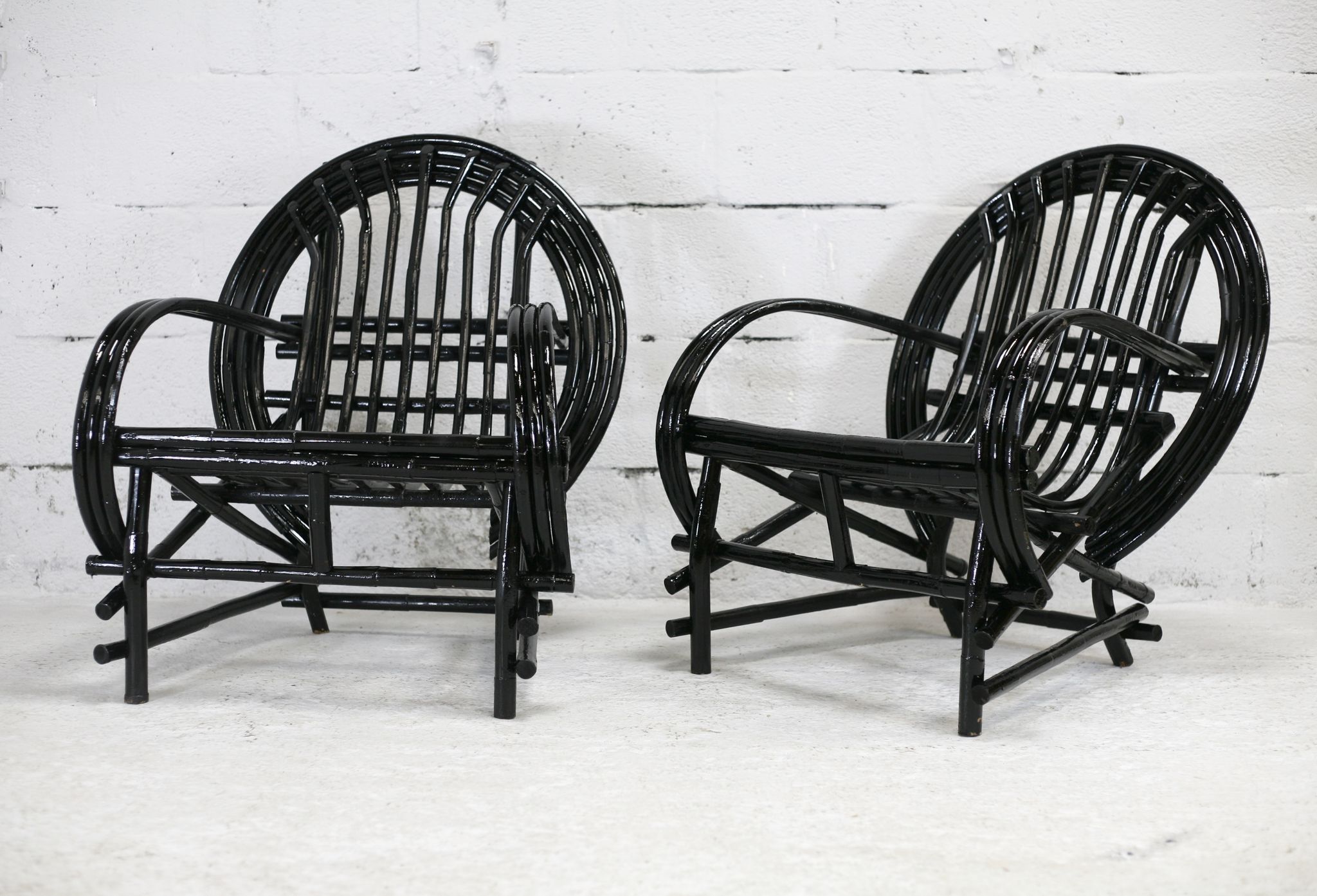 Pair of black lacquered rattan armchairs. France, cira 1960.