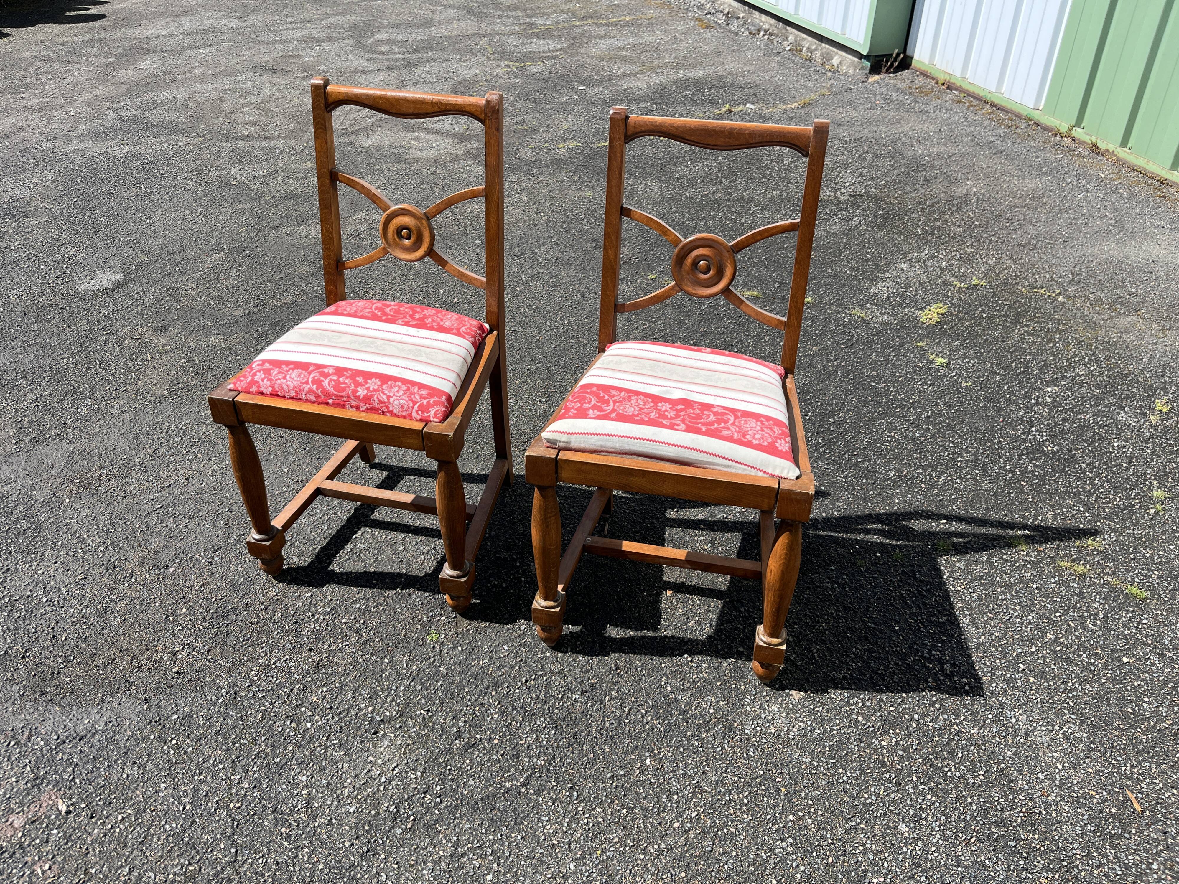 Paire de chaises anciennes bois noyer rosace coussin rayé rouge