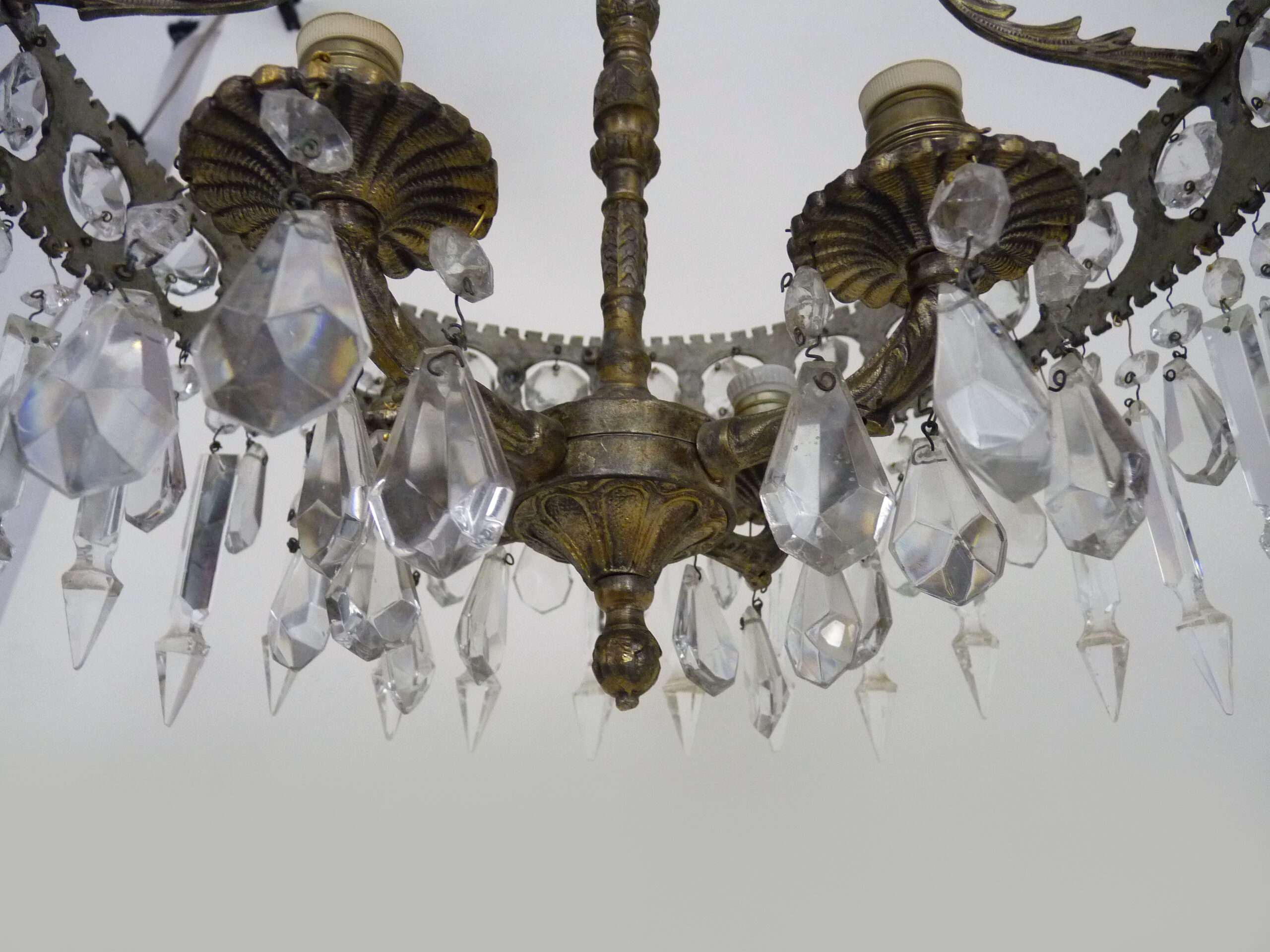 Old chandelier in bronze or silver brass, 4 lights, crystal grapevines. Year 60 70