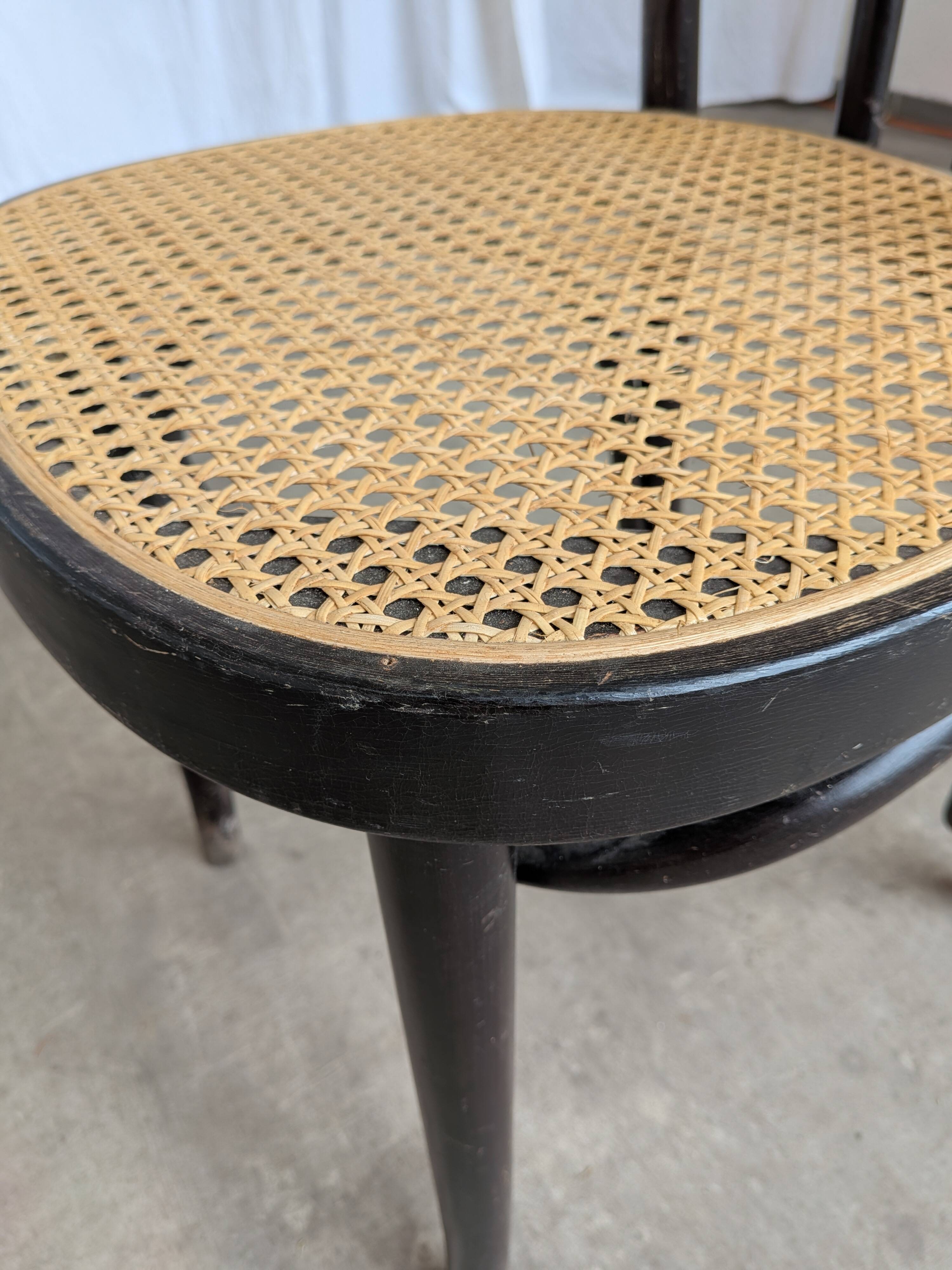 Chaise de salle à manger vintage en bois cintré : siège en osier noir de style Thonet