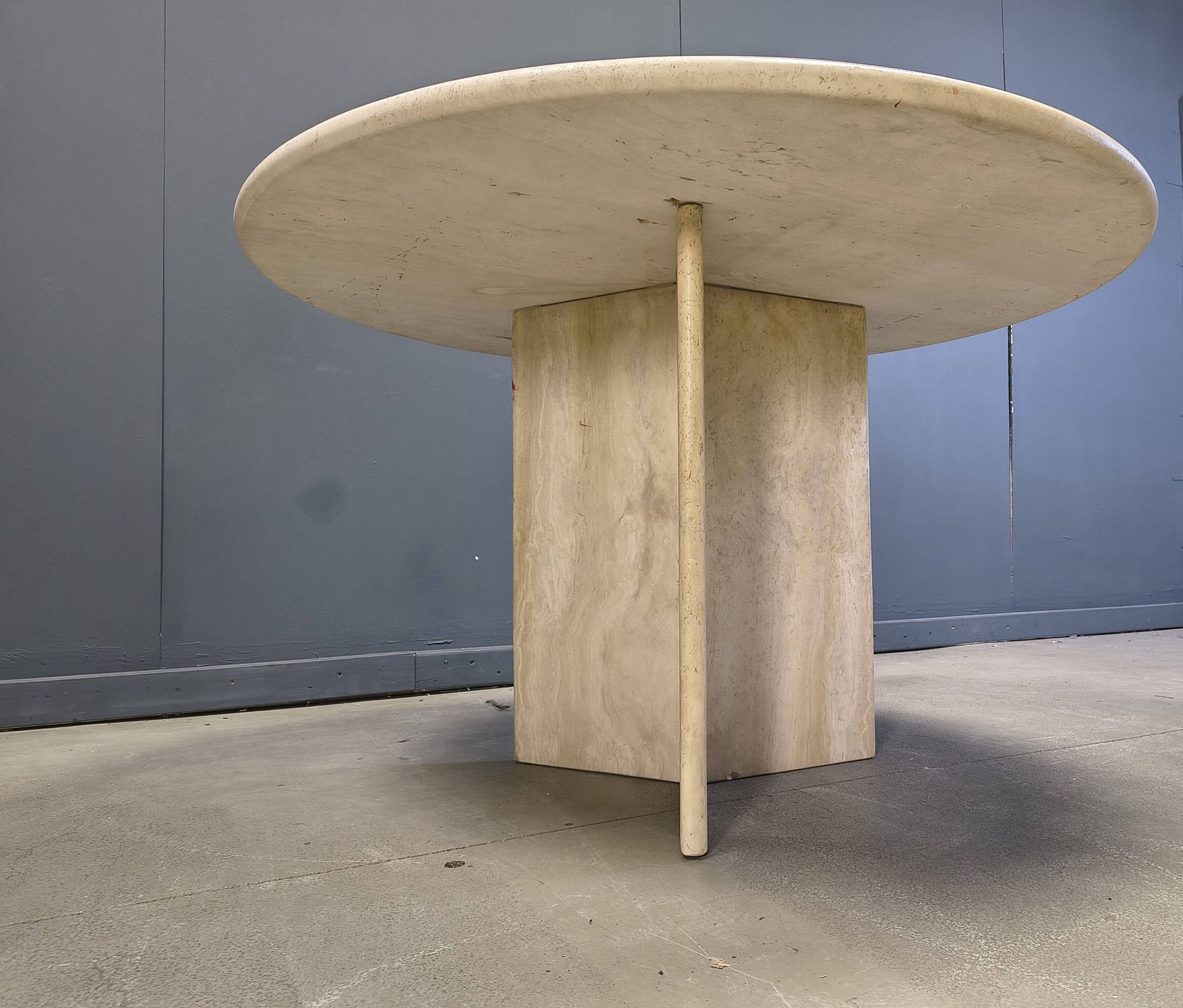 Table à manger ronde en travertin italien des années 1970